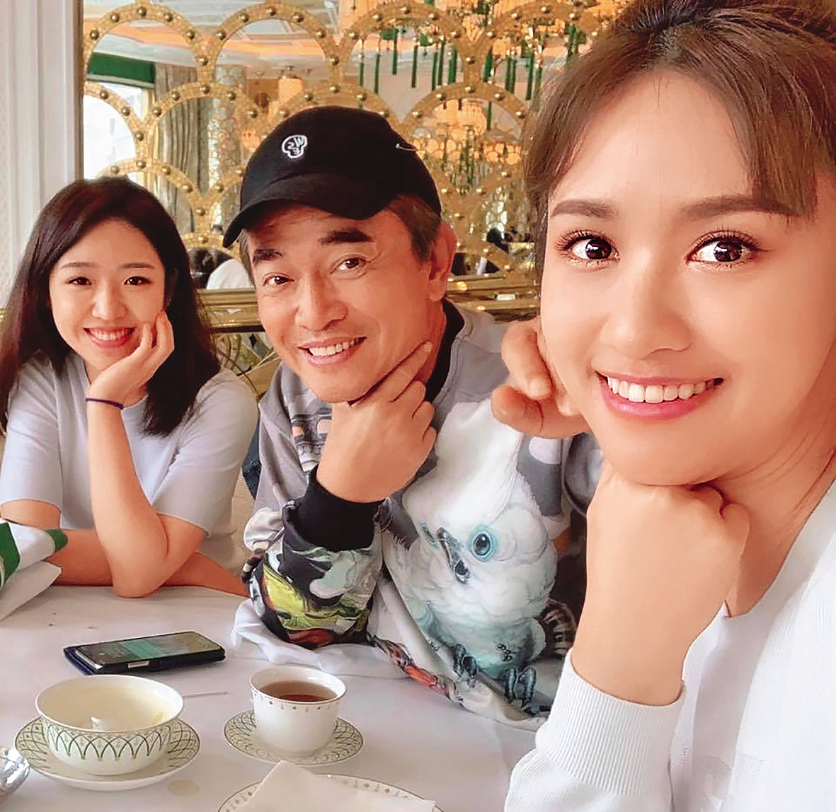 吳宗憲(中)的大女兒吳姍儒(右)及二女兒Vivian(左)都相當優秀,不僅擁高學歷,也在各自領域發光發熱。(翻攝自吳宗憲臉書)