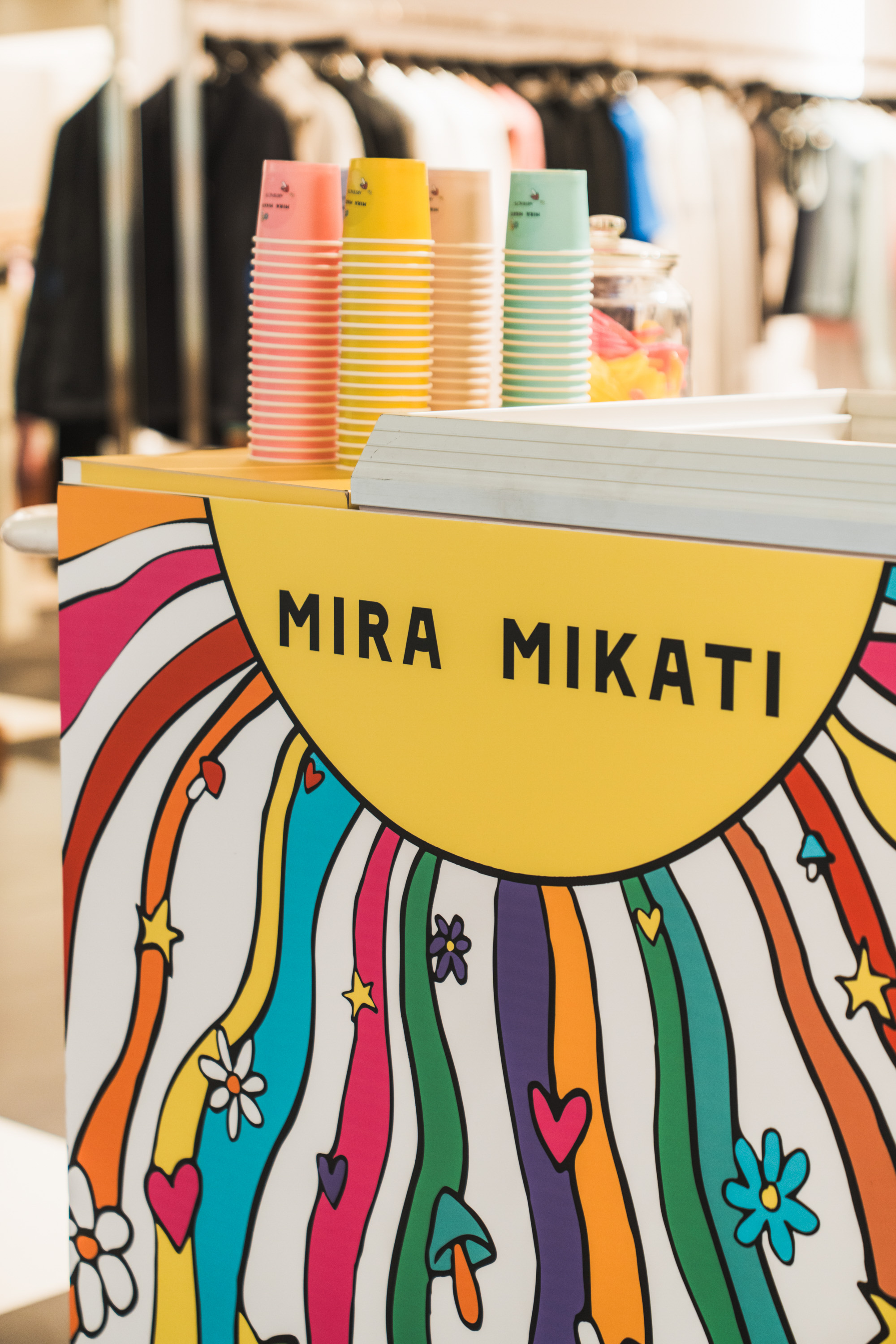 只要有消費就能免費吃到ARTIFACTS x MIRA MIKATI限定冰淇淋。（ARTIFACTS提供）