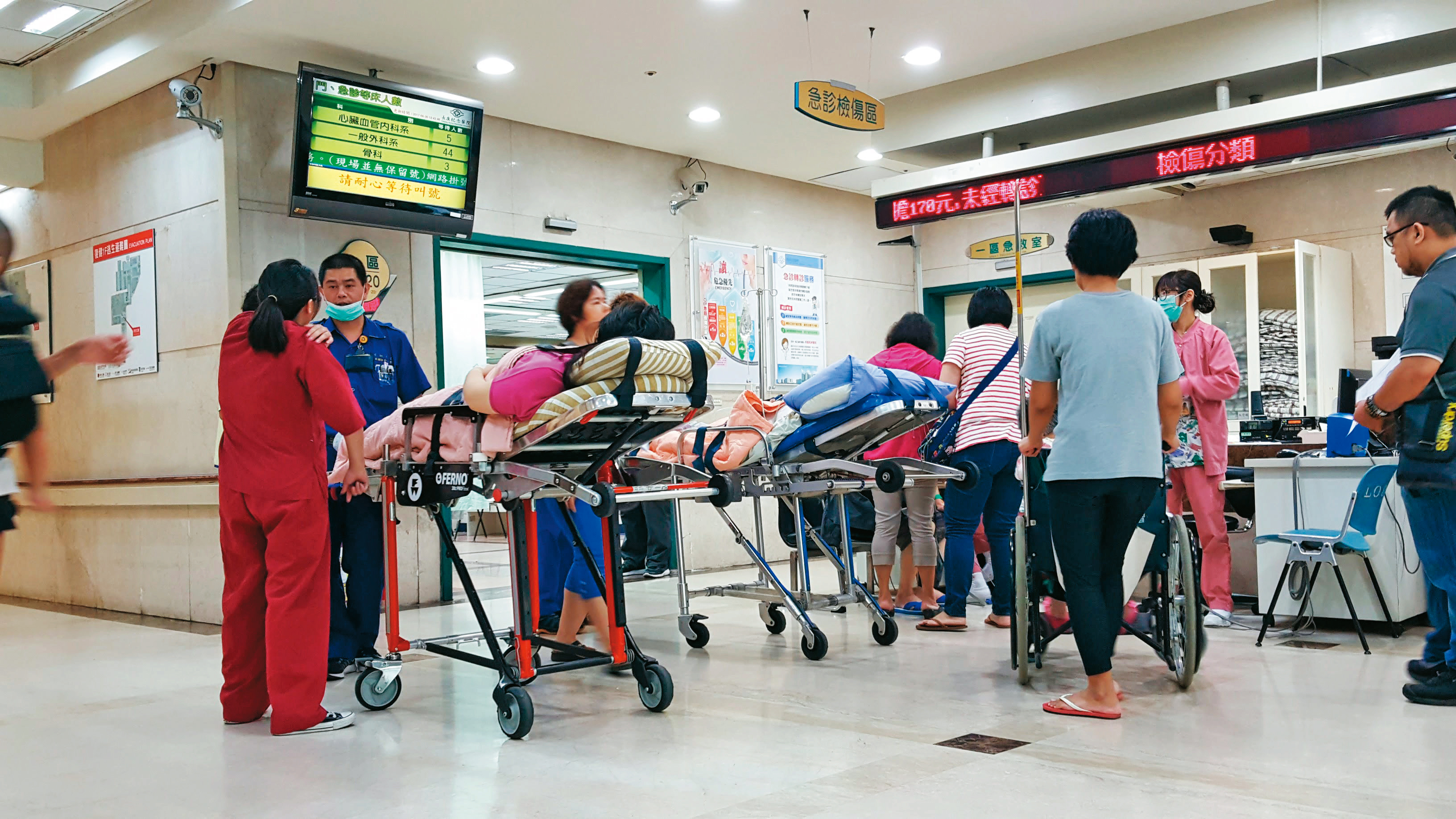 供需不平衡導致醫護人員離職率高、缺藥缺病床等現象，顯示全民健保亟需結構性改革。