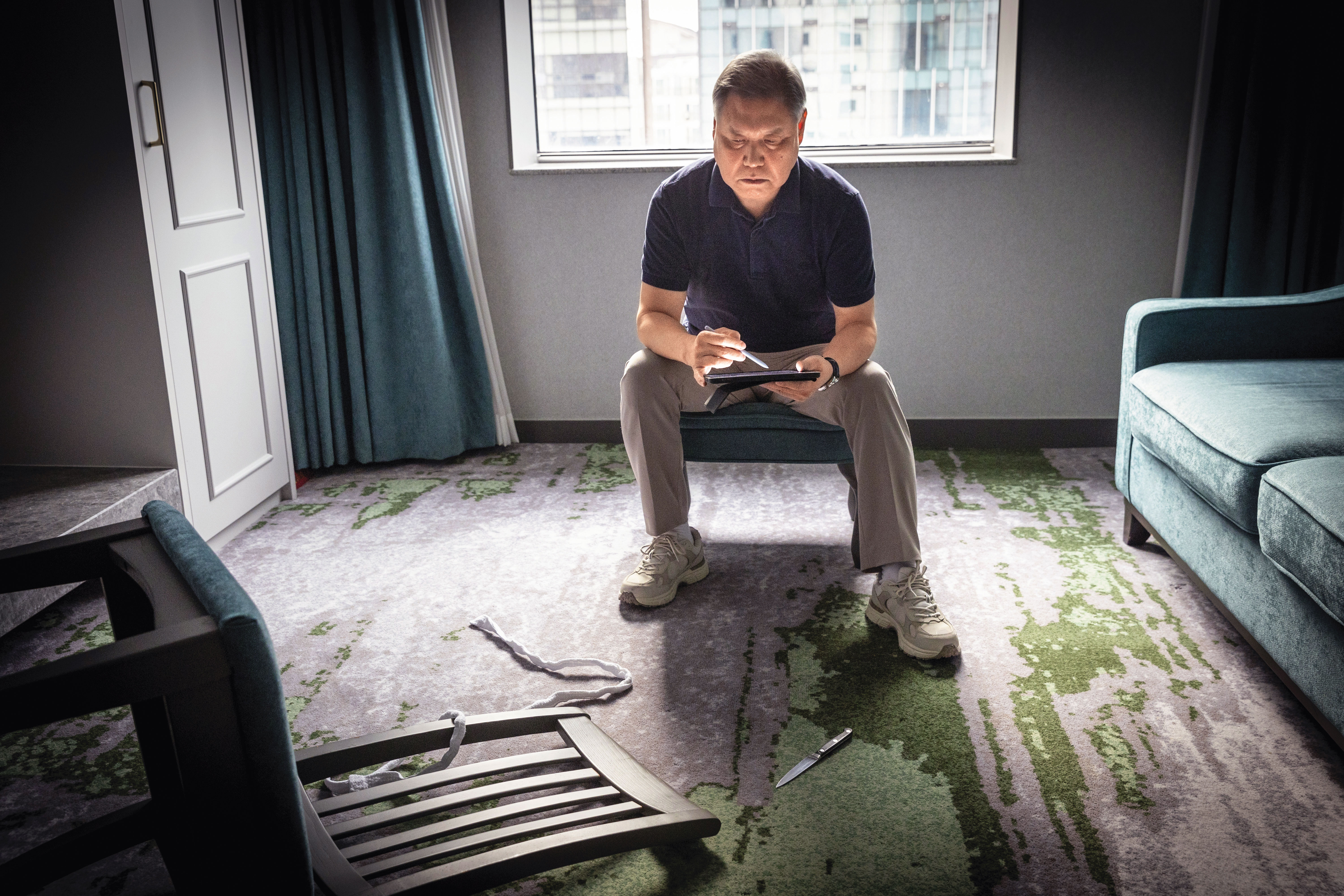 採訪當日，權一容穿著淺色POLO衫與卡其褲，神情親切，談起惡念與救贖，語氣卻仍保有刑警的冷靜與節制。