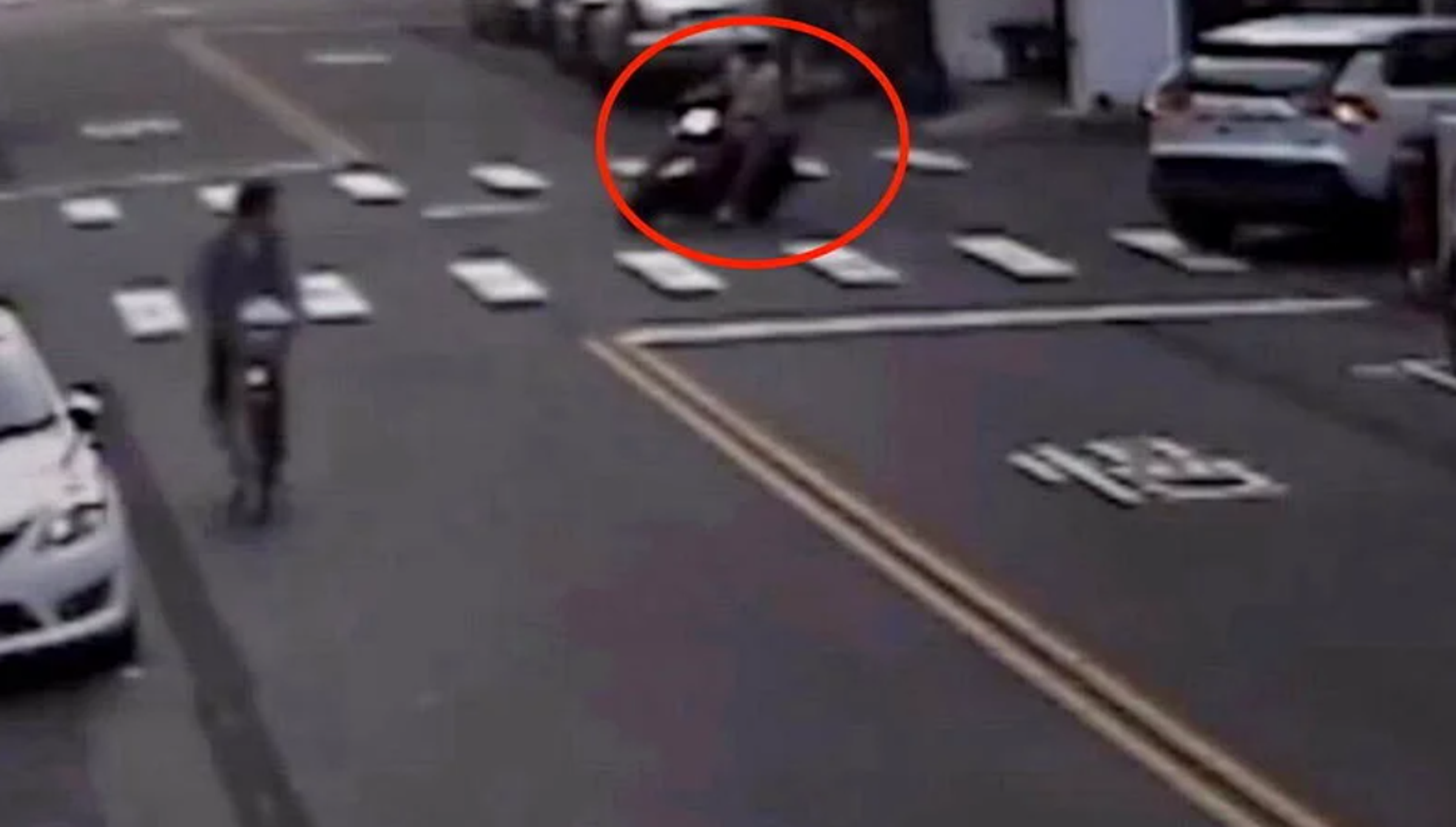台中一名陳姓男子昨日騎車不慎掉落35張千元鈔票,奇蹟似的全數找回。(台中第六警分局提供)