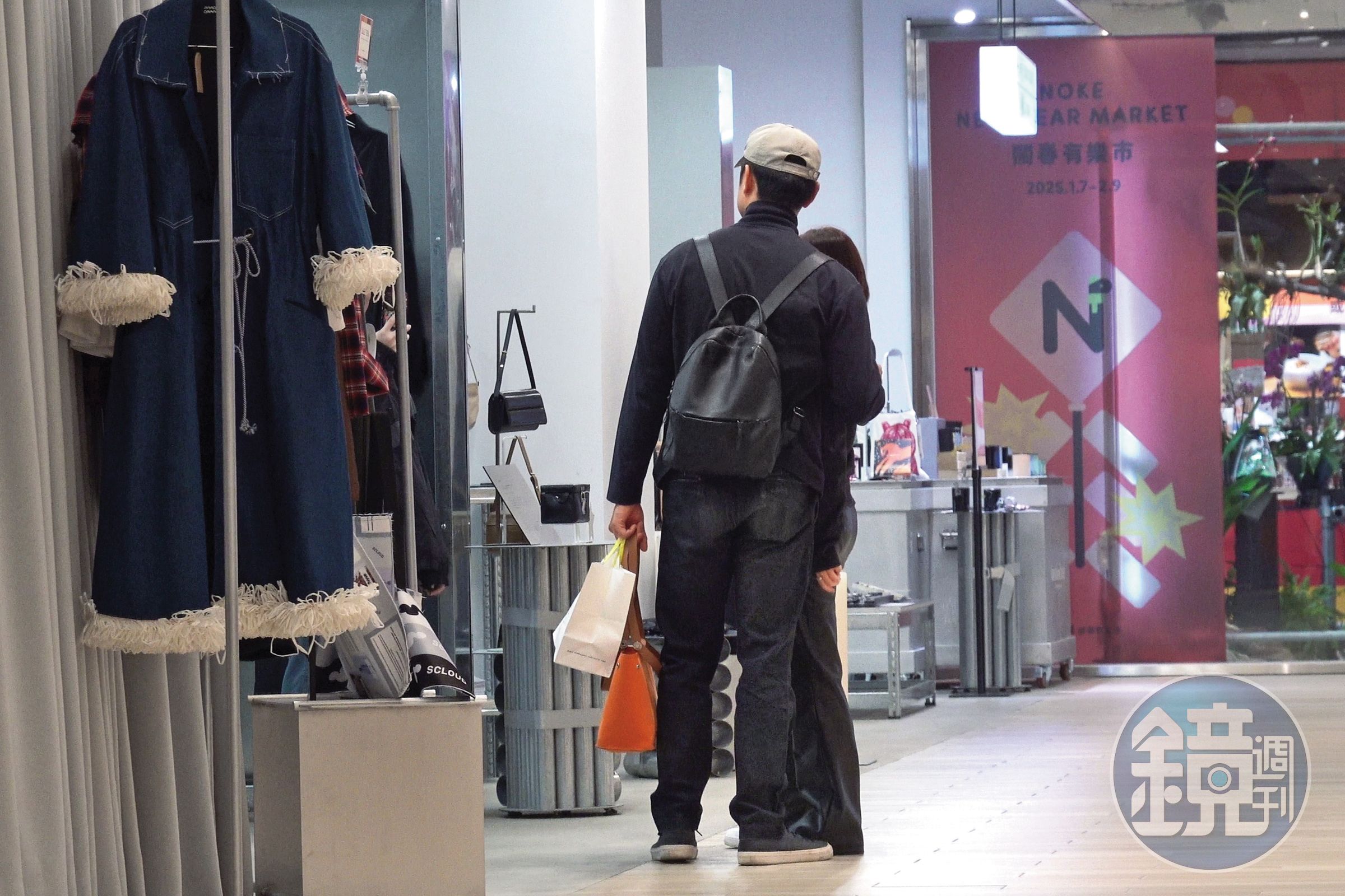 逛街過程中，明道（前）被專櫃店員認出，他大方應允一同合影留念。
