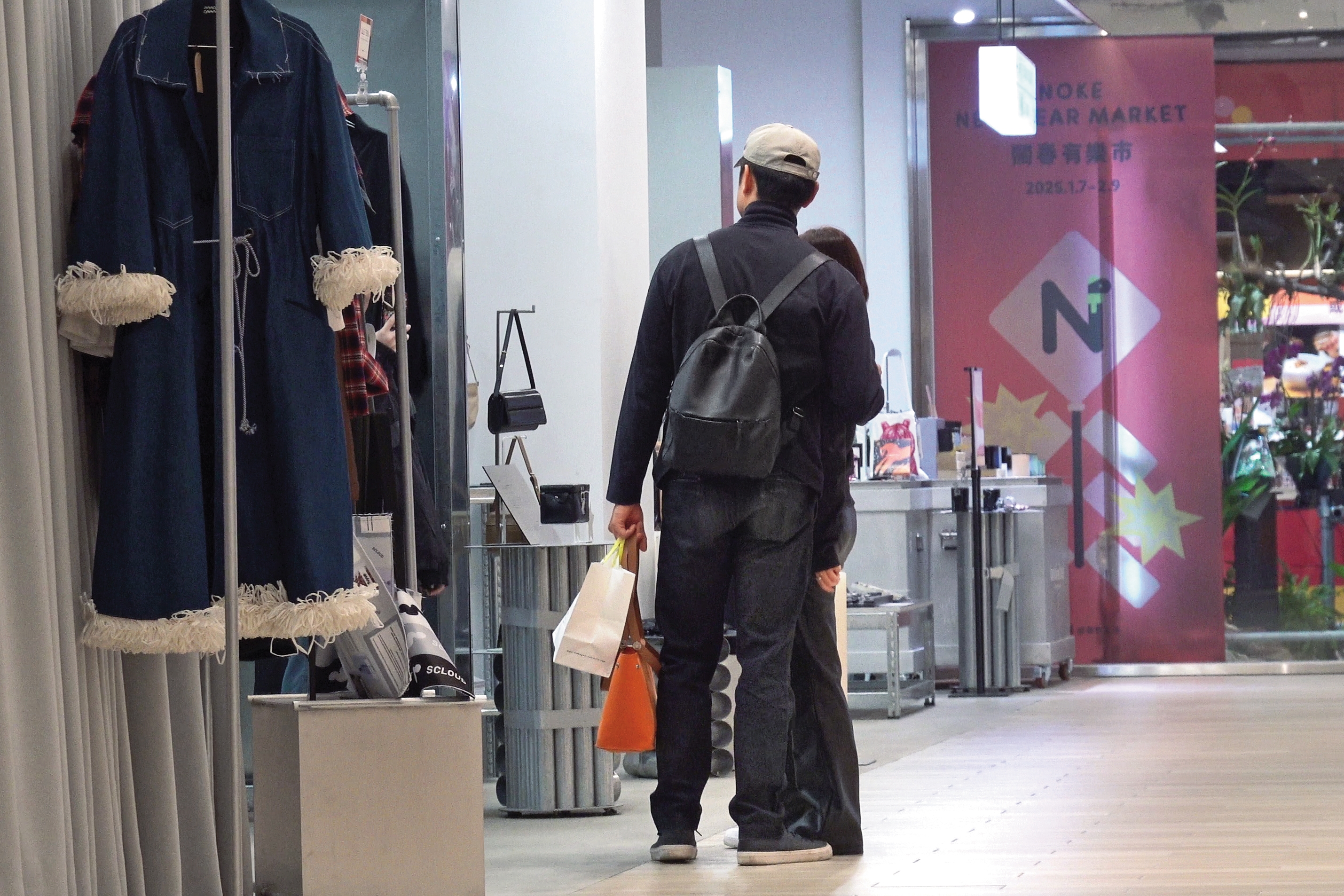 逛街過程中，明道（前）被專櫃店員認出，他大方應允一同合影留念。