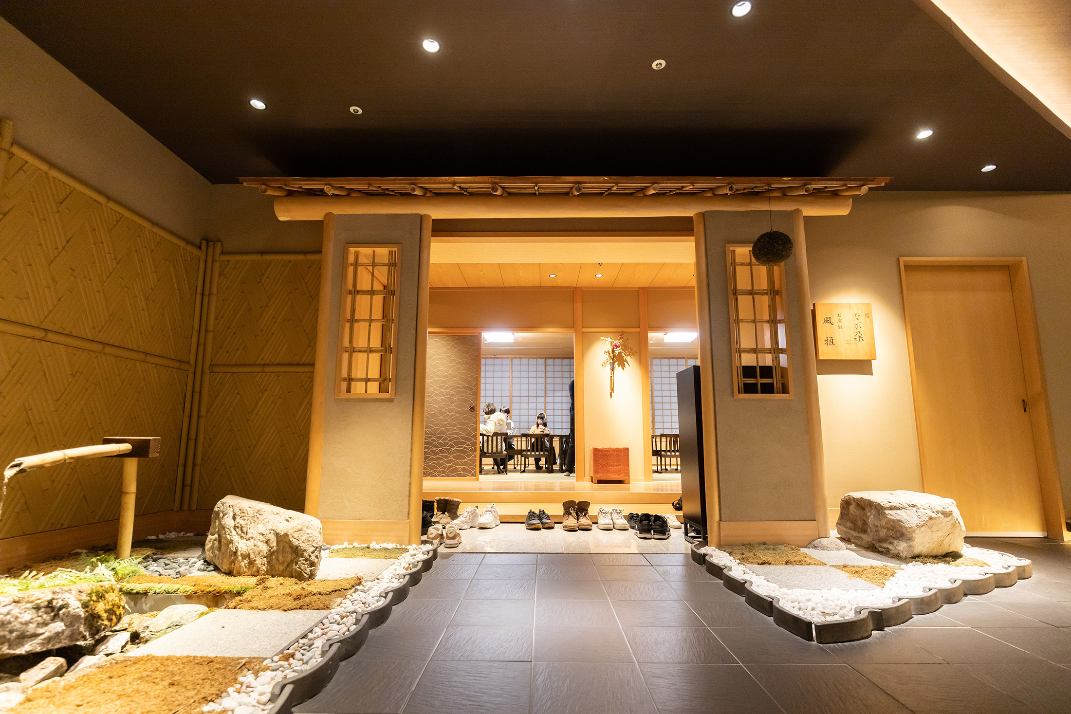 「七時雨」日本料理餐廳的空間洋溢濃郁和式風情。