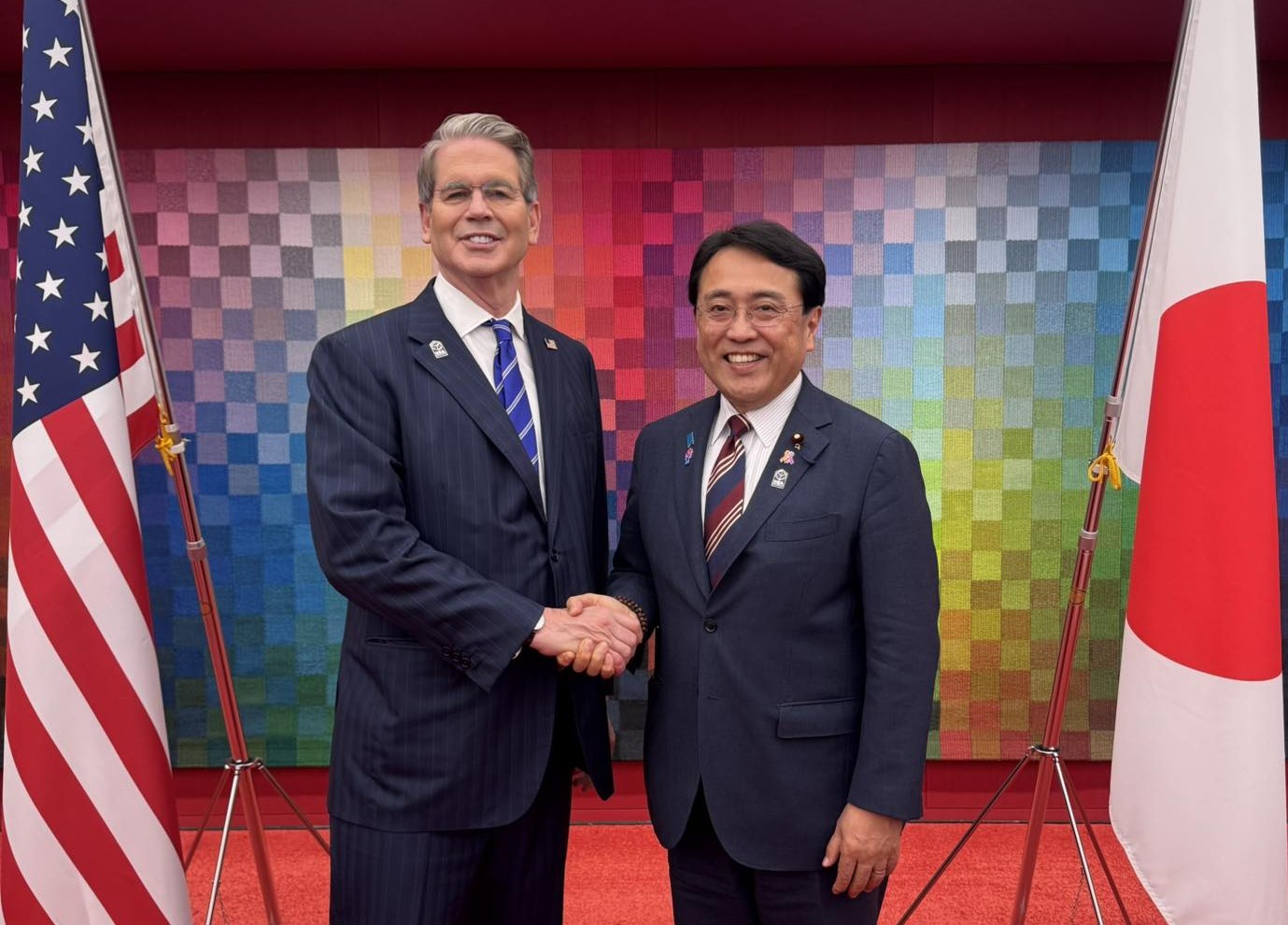 經濟再生大臣赤澤亮正（右）已向美國財政部長貝森特（左）反映關稅命令與協議結果不同。圖為雙方今年7月在大阪萬博同台合影。（翻攝自赤澤亮正臉書）