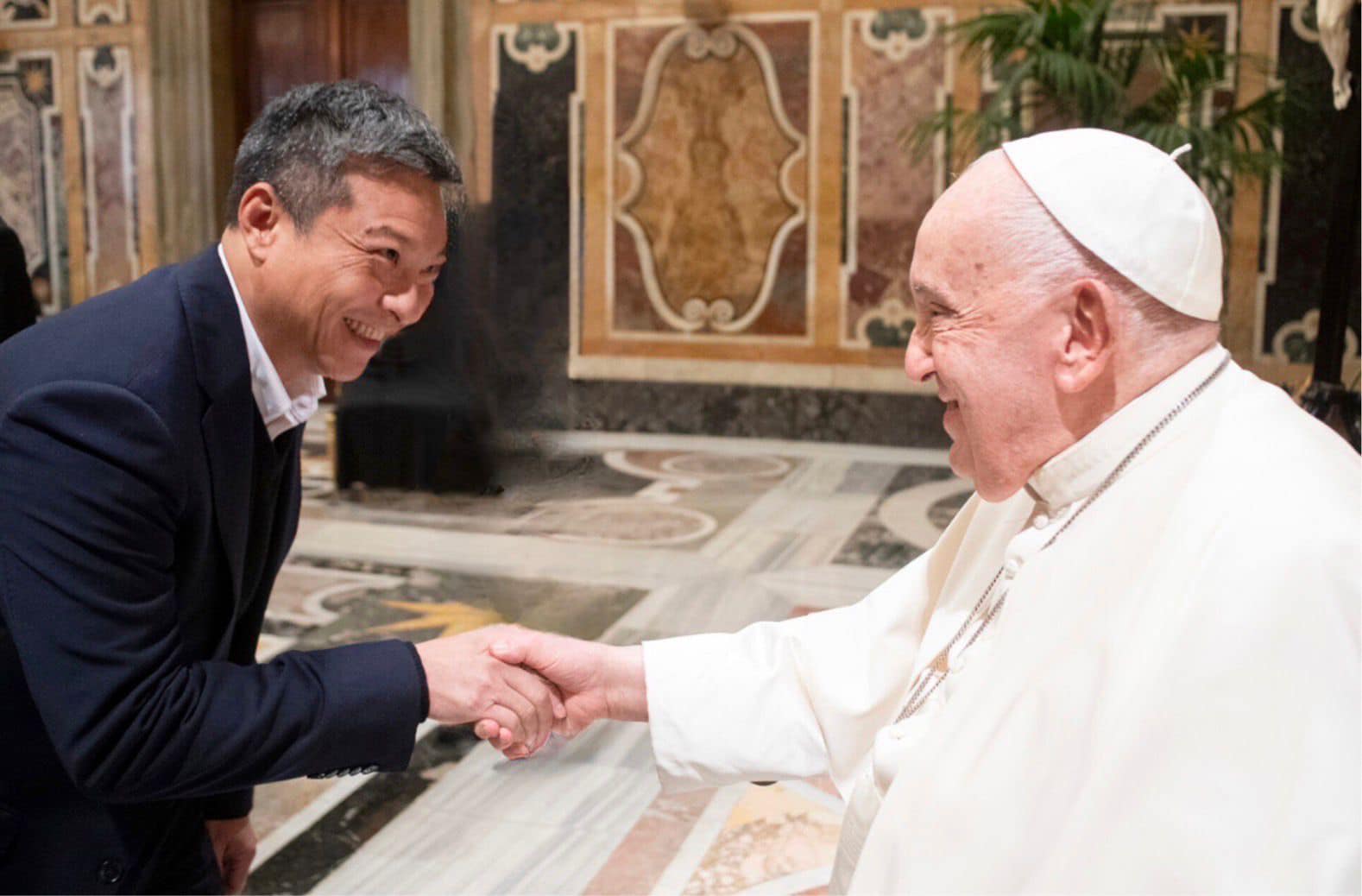 現任輔大校長藍易振教授(左)晉見教宗方濟各。（翻攝輔仁大學官網）