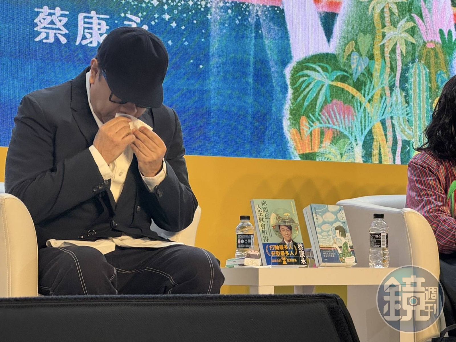 蔡康永今天出席記者會,忍不住在台上落淚。(讀者提供)