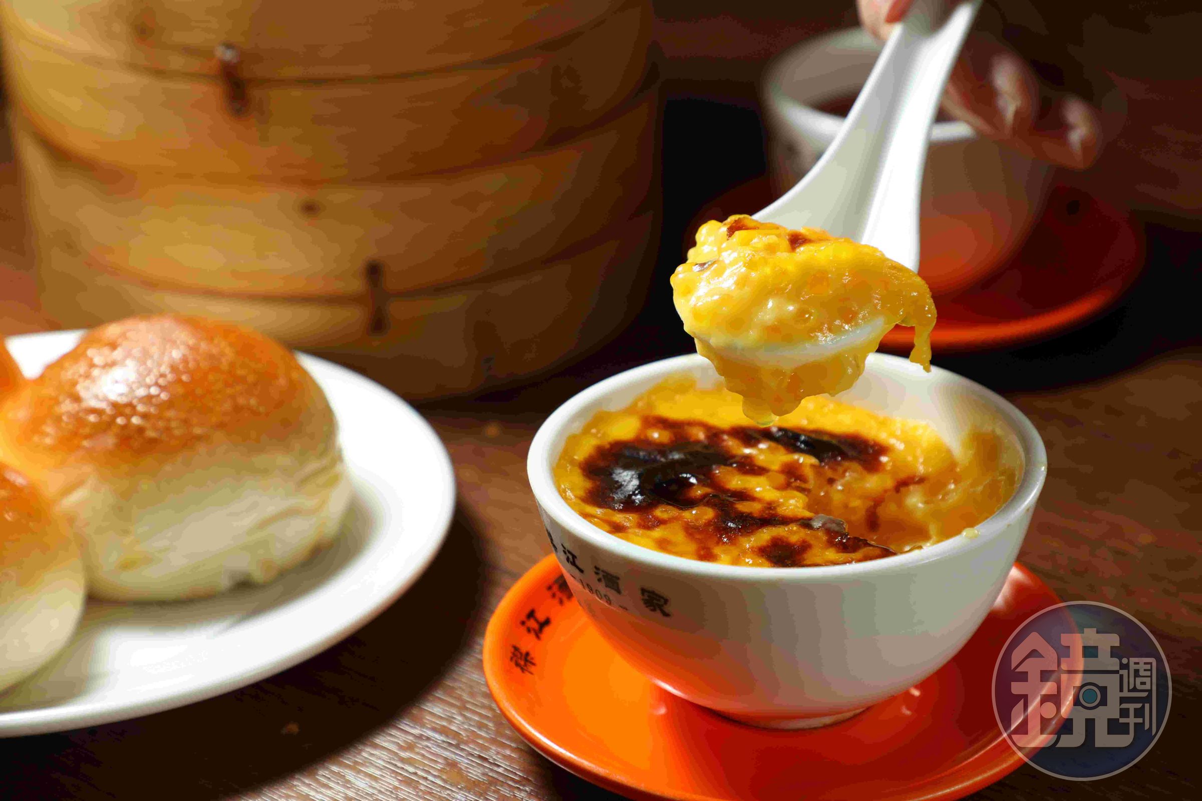 「蓮蓉西米焗布甸」是老派茶樓才肯花工夫做的熱甜品，西式焗布丁的外殼，裹著蓮蓉、西谷米與起士醬，是香港式的中西合璧。（港幣35元／份，約NT$142）