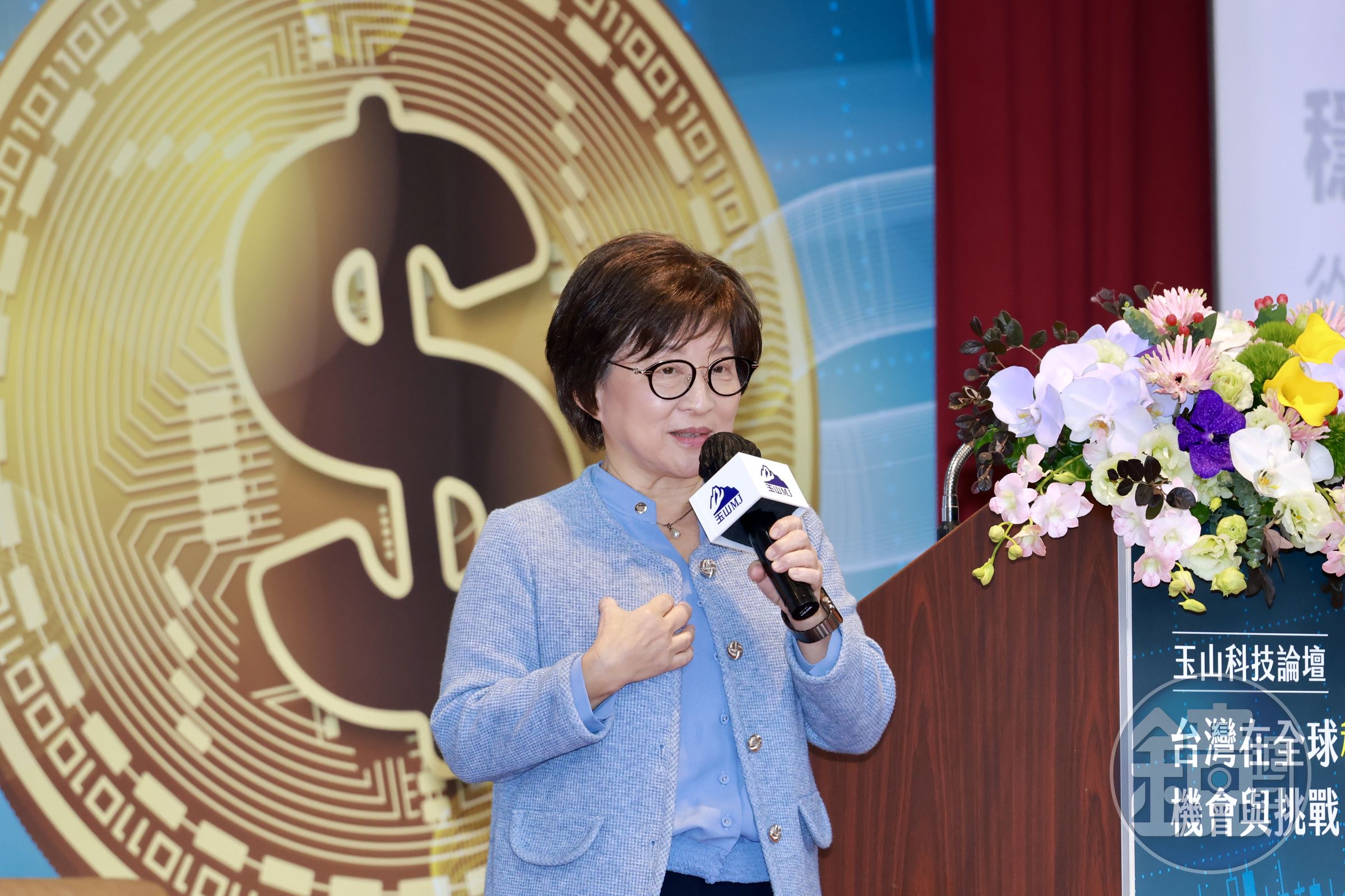 緯穎科技董事長暨策略長洪麗寗笑著對坐在台下的和碩集團董事長童子賢信心喊話。