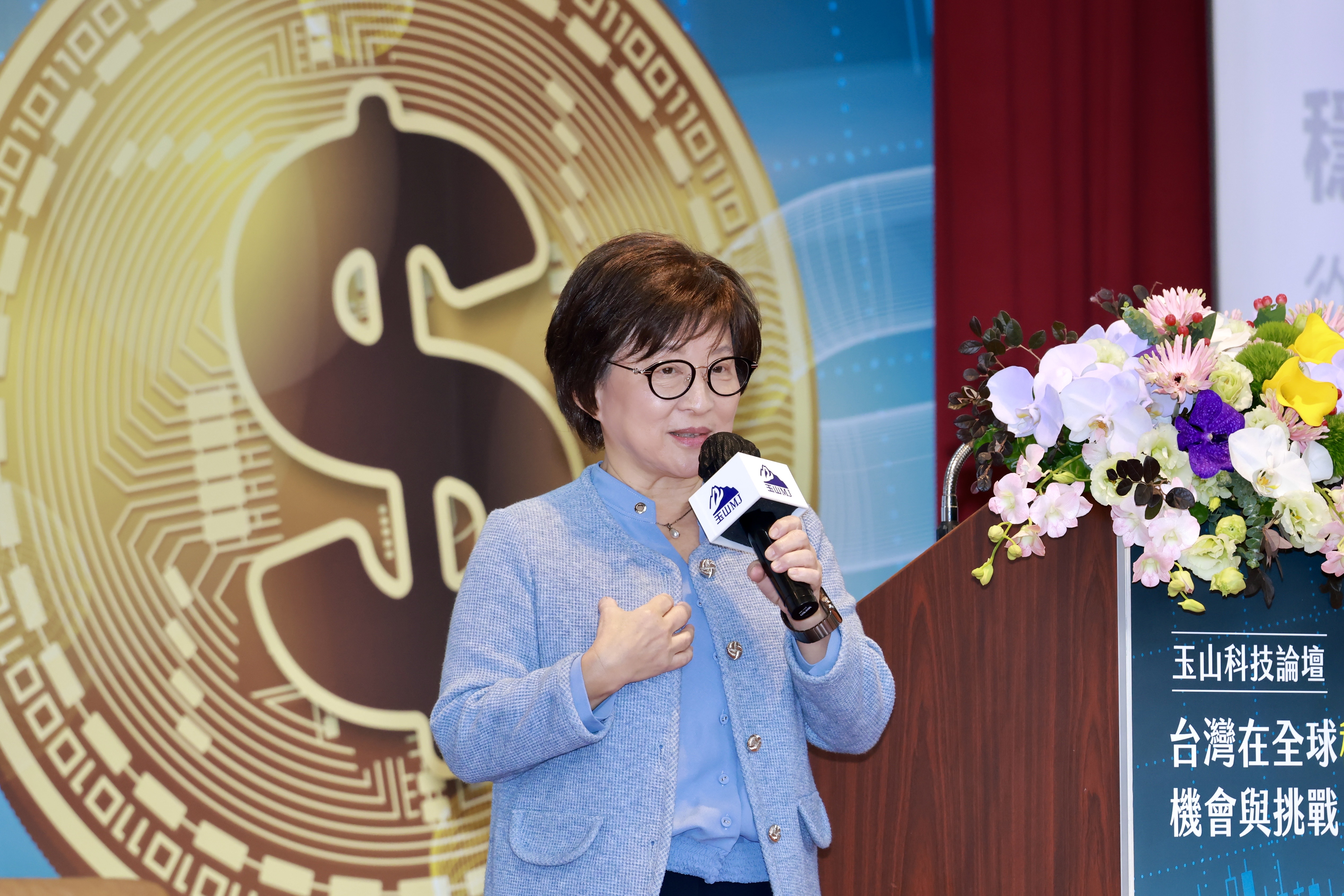 緯穎科技董事長暨策略長洪麗寗笑著對坐在台下的和碩集團董事長童子賢信心喊話。