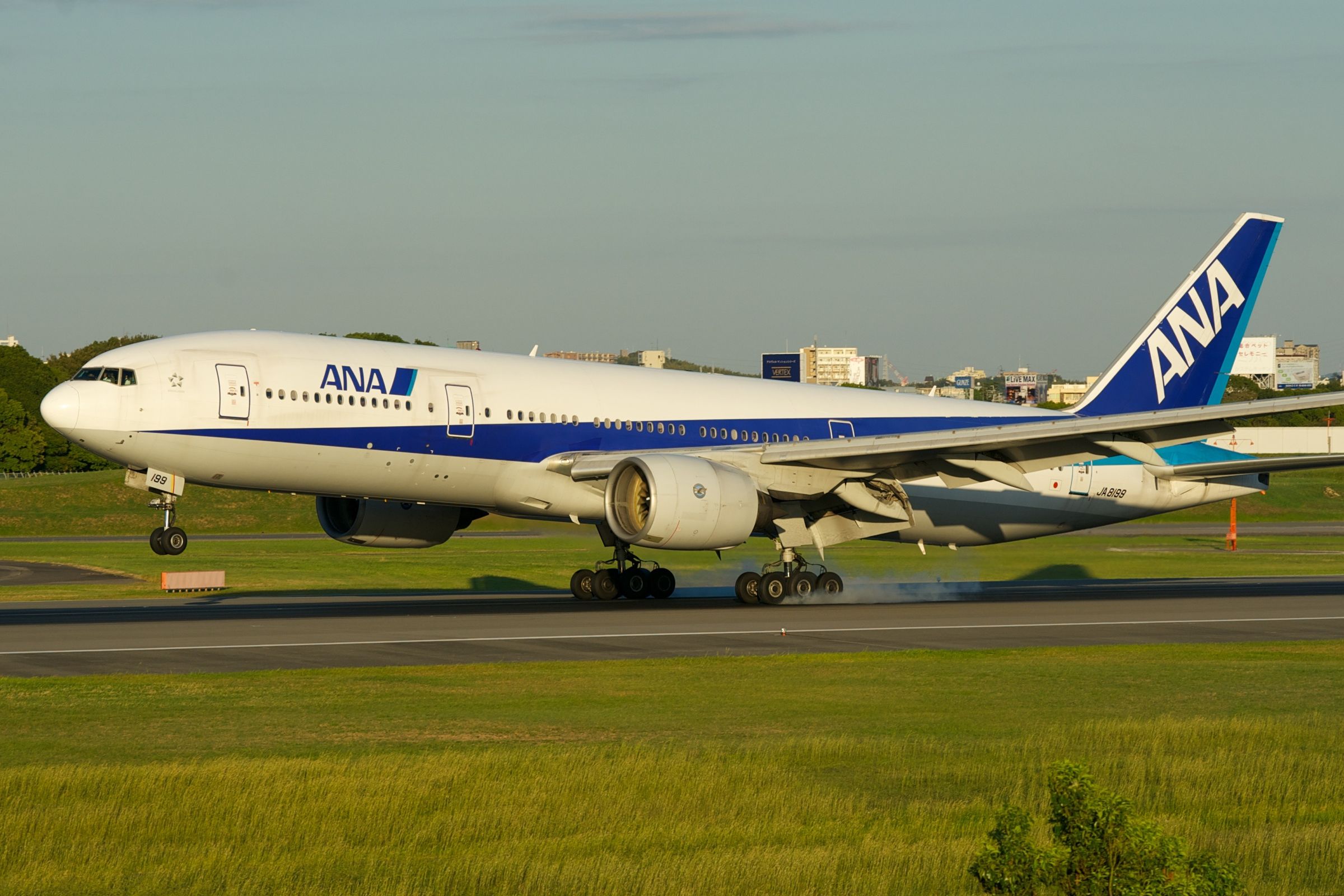 全日空NH994班機在離開那霸機場、飛往羽田機場途中，機組人員通報發現艙內出現煙霧。（翻攝自維基百科）