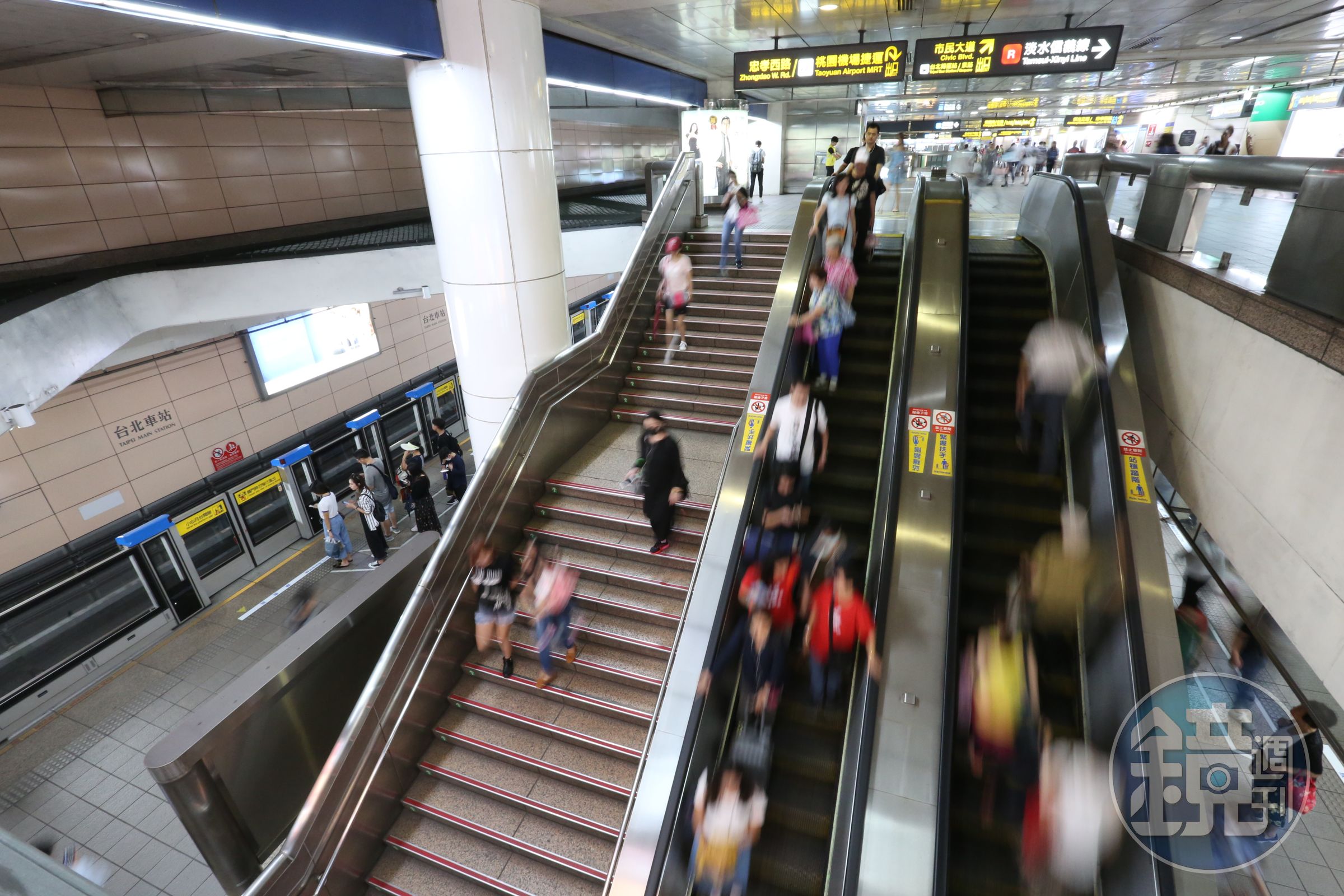 台北捷運站內禁止飲食,為何卻出現早餐和便當攤車?北捷小編親自回應了。(本刊資料照)