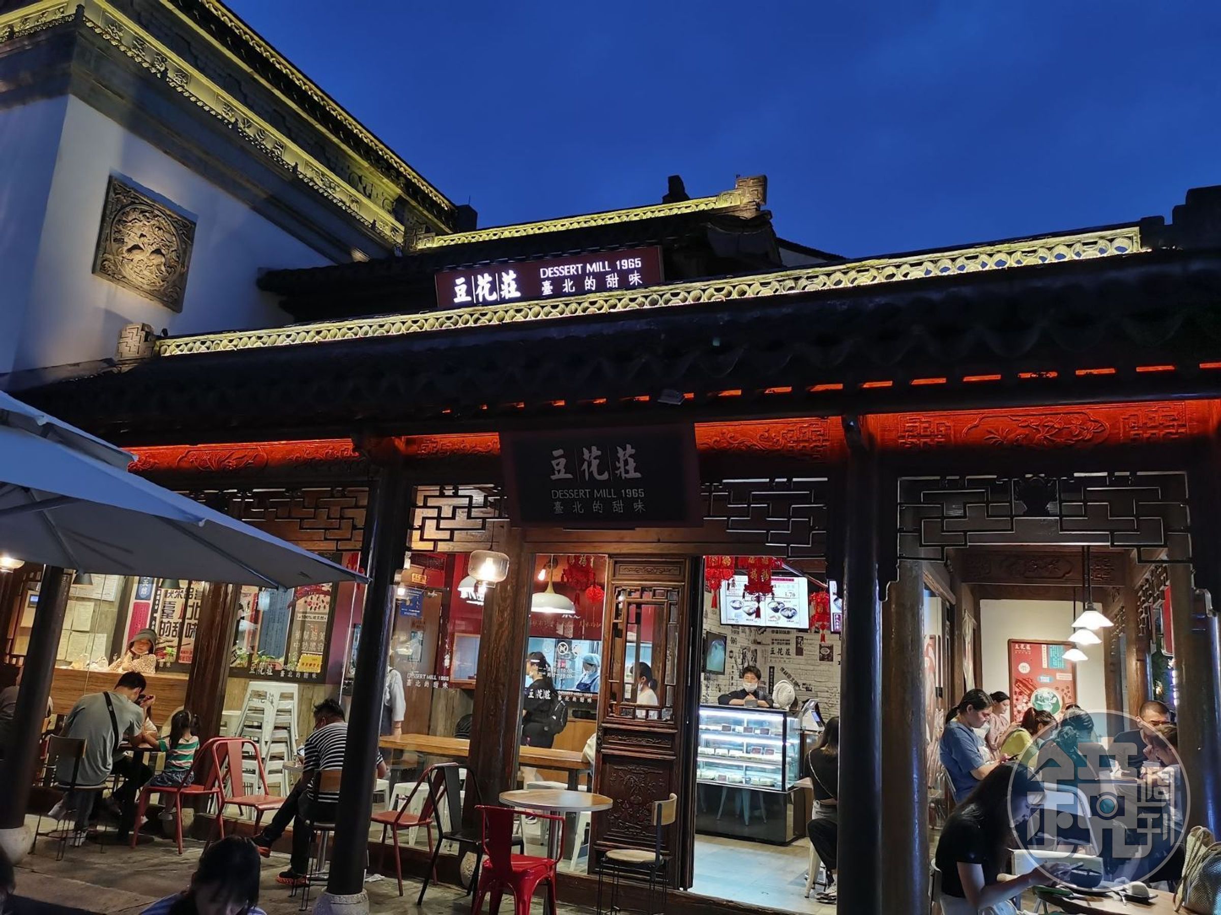 老門東原是南京老城南商業區的古地名，複建出青磚黛瓦馬頭牆的明清巷弄風格，豆花莊分店開於此處也頗有古時客棧的風情。