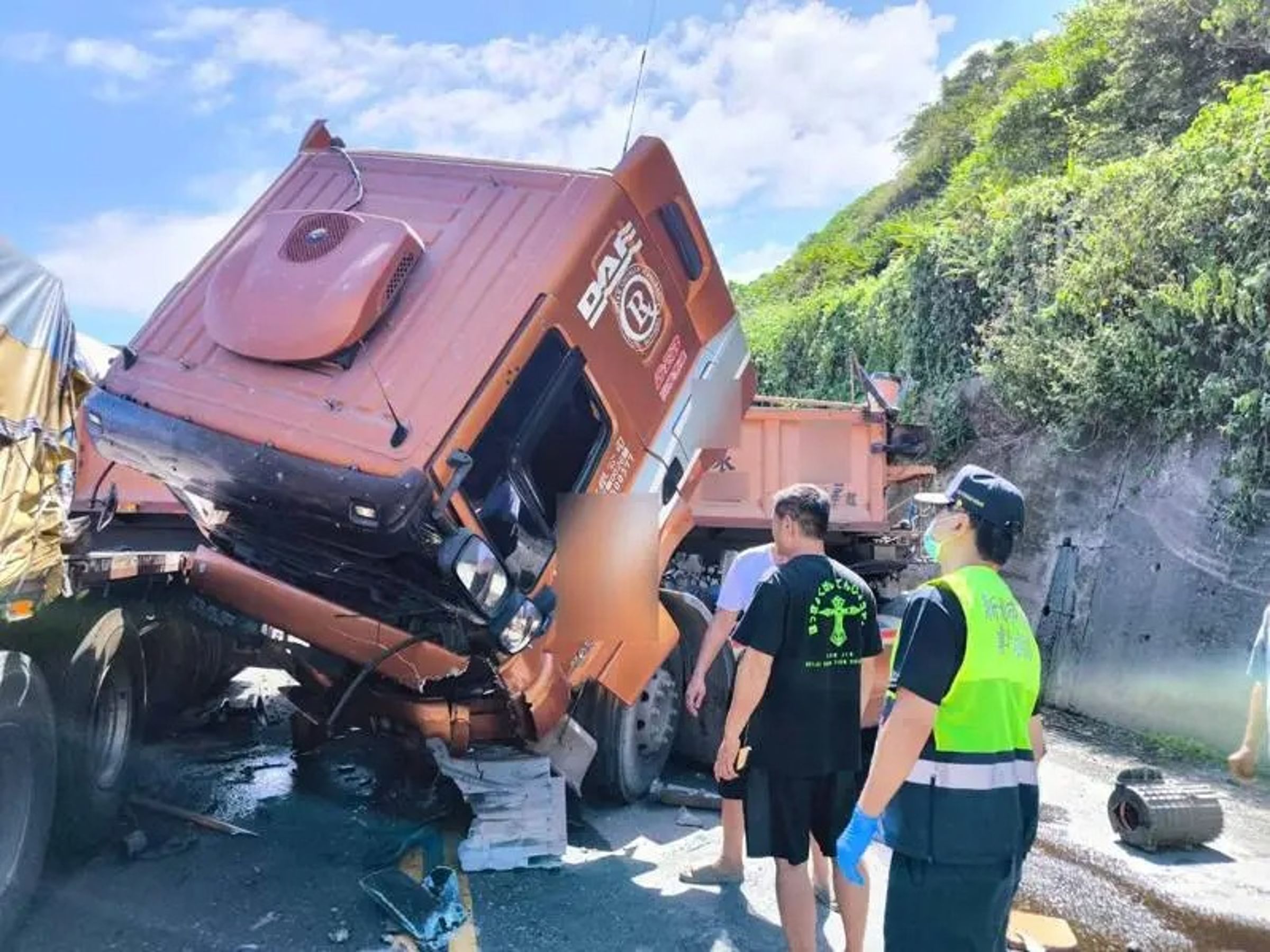 1輛油罐車、砂石車及聯結車,不明原因發生追撞。(翻攝畫面)