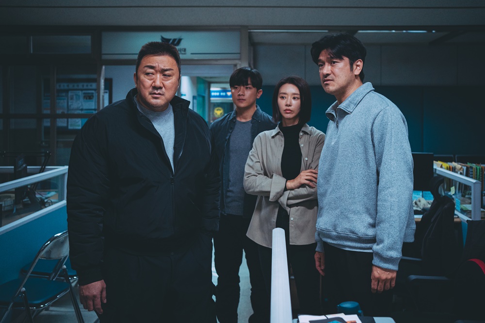 近日在《眼淚女王》表現亮眼的李主儐(右二),這次於《犯罪都市4》飾演網路搜查組組長。(車庫娛樂提供)