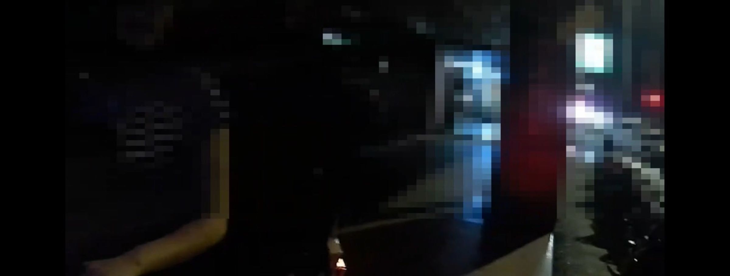 警方攔檢男子酒測，男子認為他只是幫女友將機車移出，沒有騎乘行為，雙方說明、僵持約一小時。（翻攝畫面）