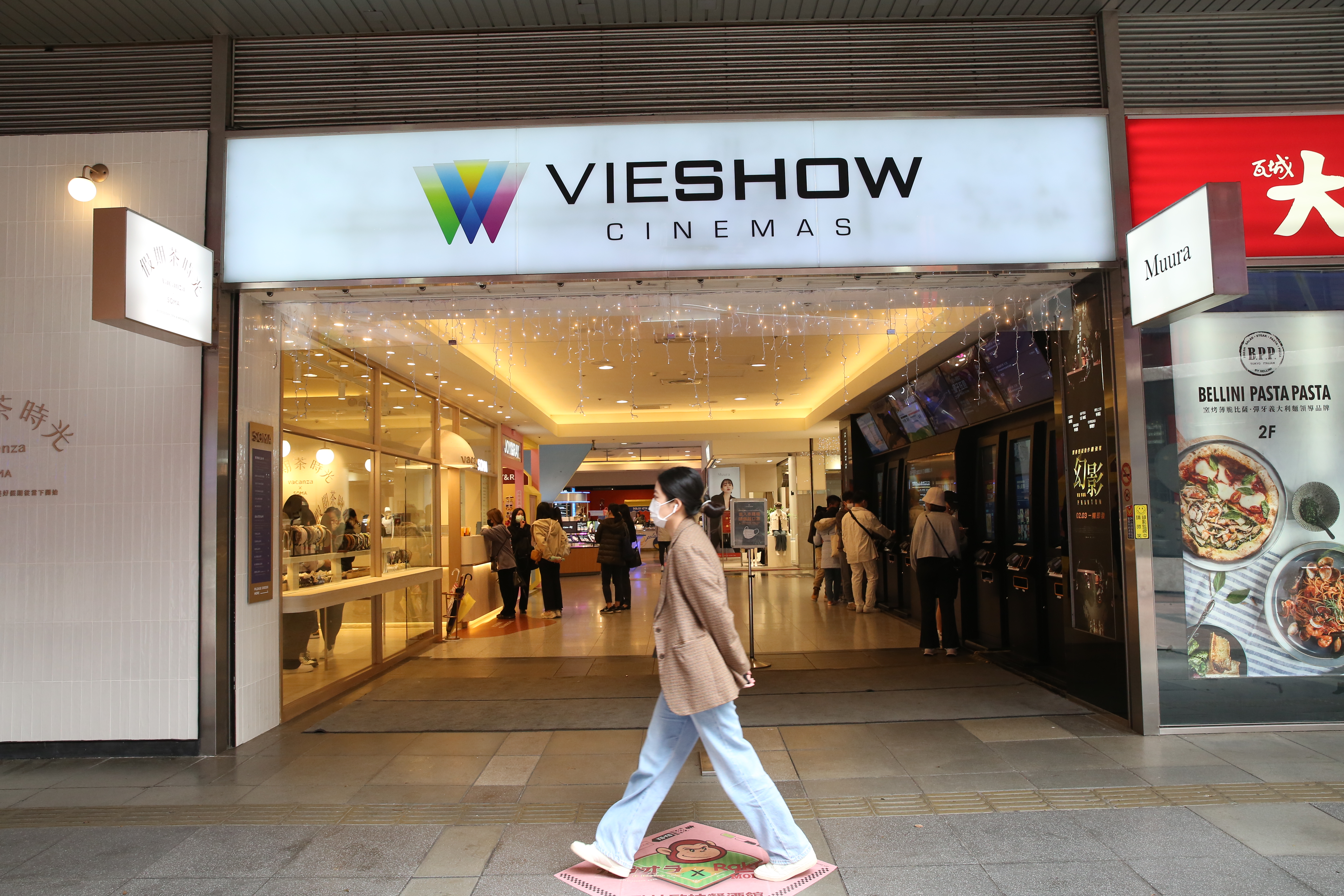 全台影城龍頭的信義威秀影城16日下午發生火警，觀影民眾被疏散，共有5個影廳遭波及。（本刊資料照）