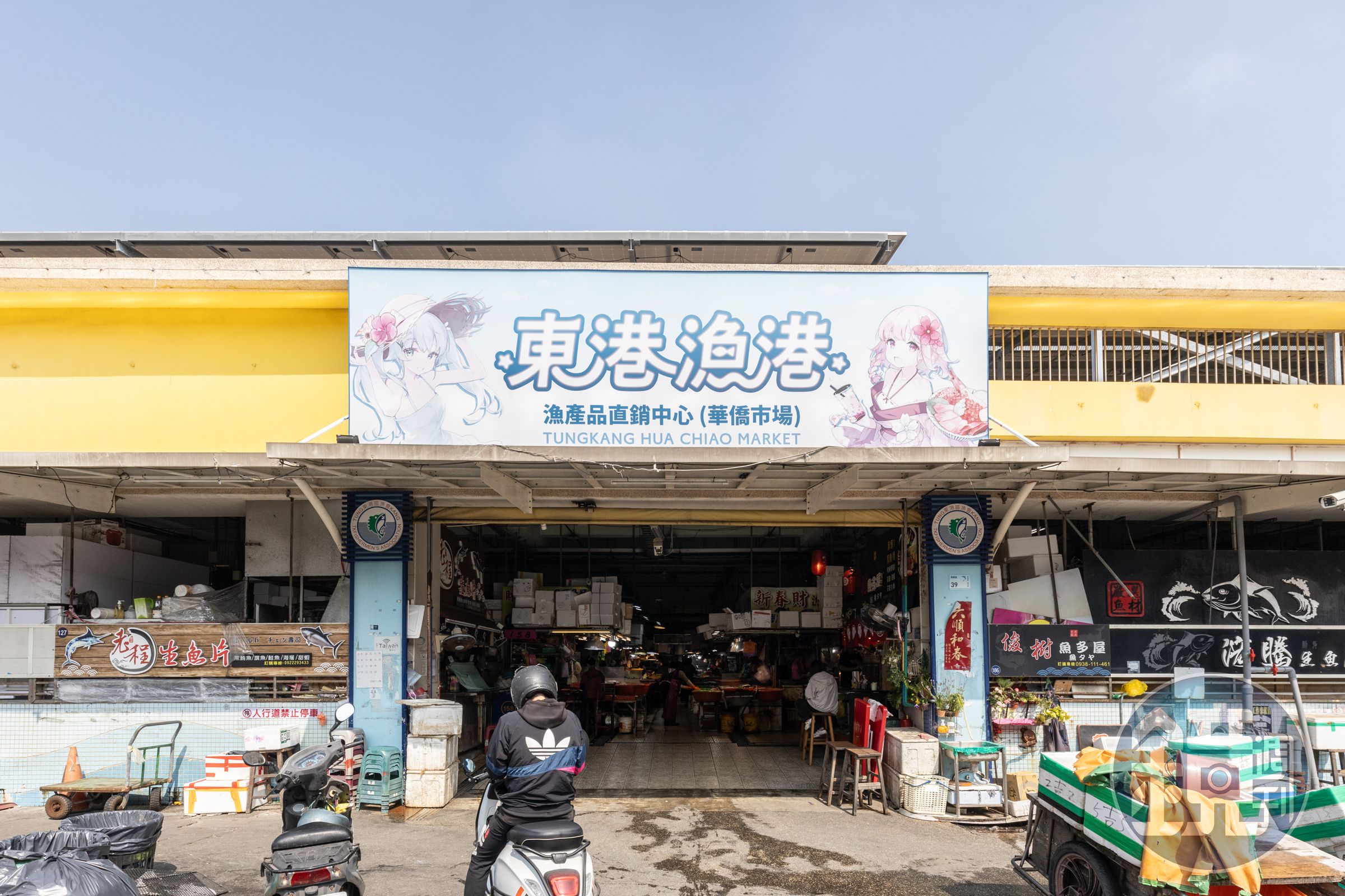 「華僑市場」佔地近1,500坪,內有超過400個攤位,是屏東最大的海鮮零售市場。