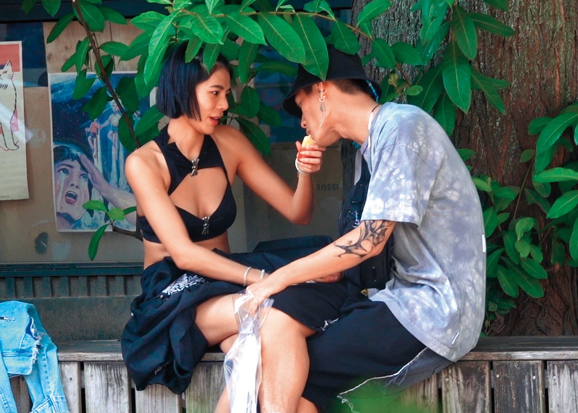 11/4，15:30，洪文安（左）穿著性感背心餵食邱以太（右）。