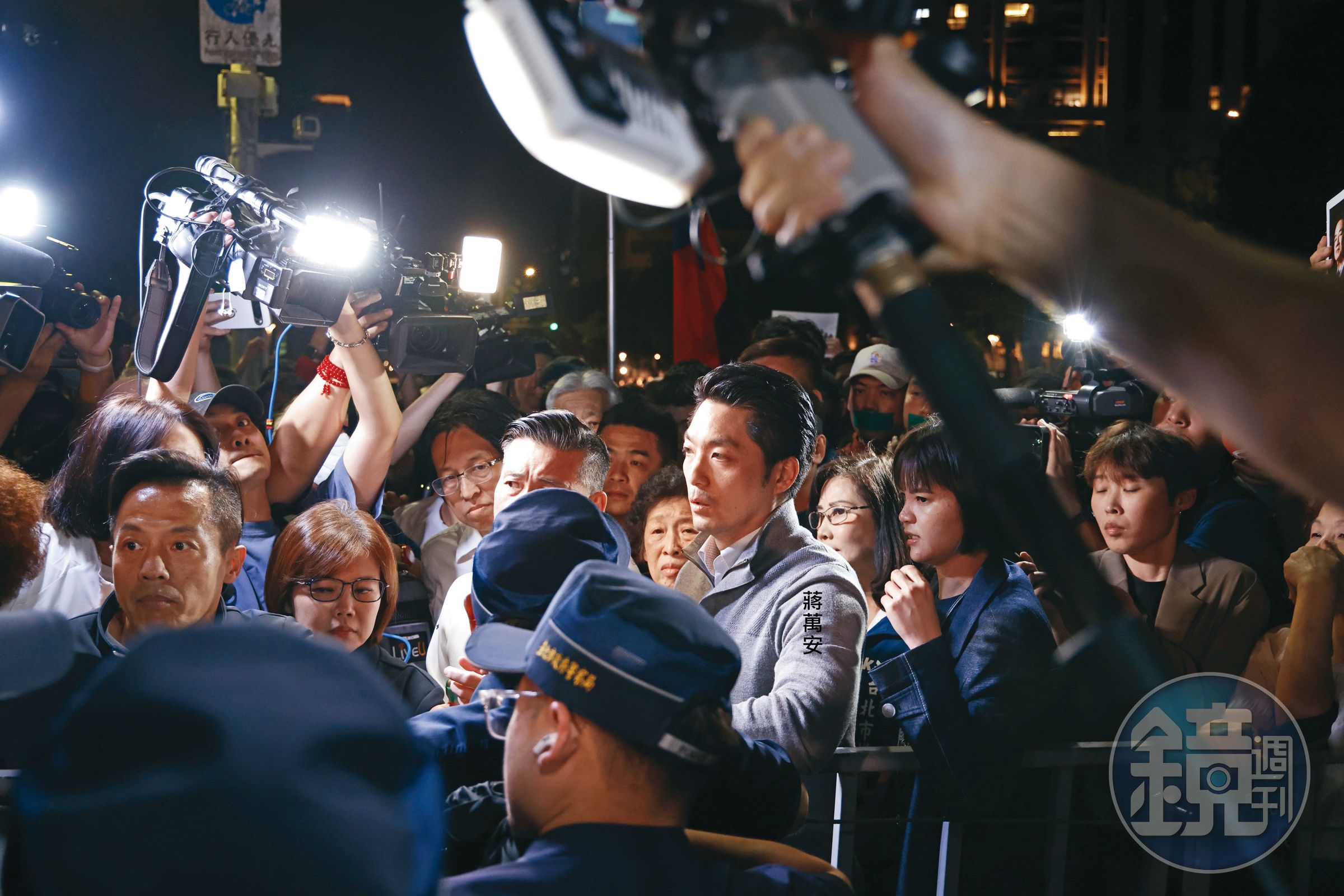 台北市長蔣萬安在北檢外抗議時拋出倒閣議題,在藍營內部泛起漣漪。
