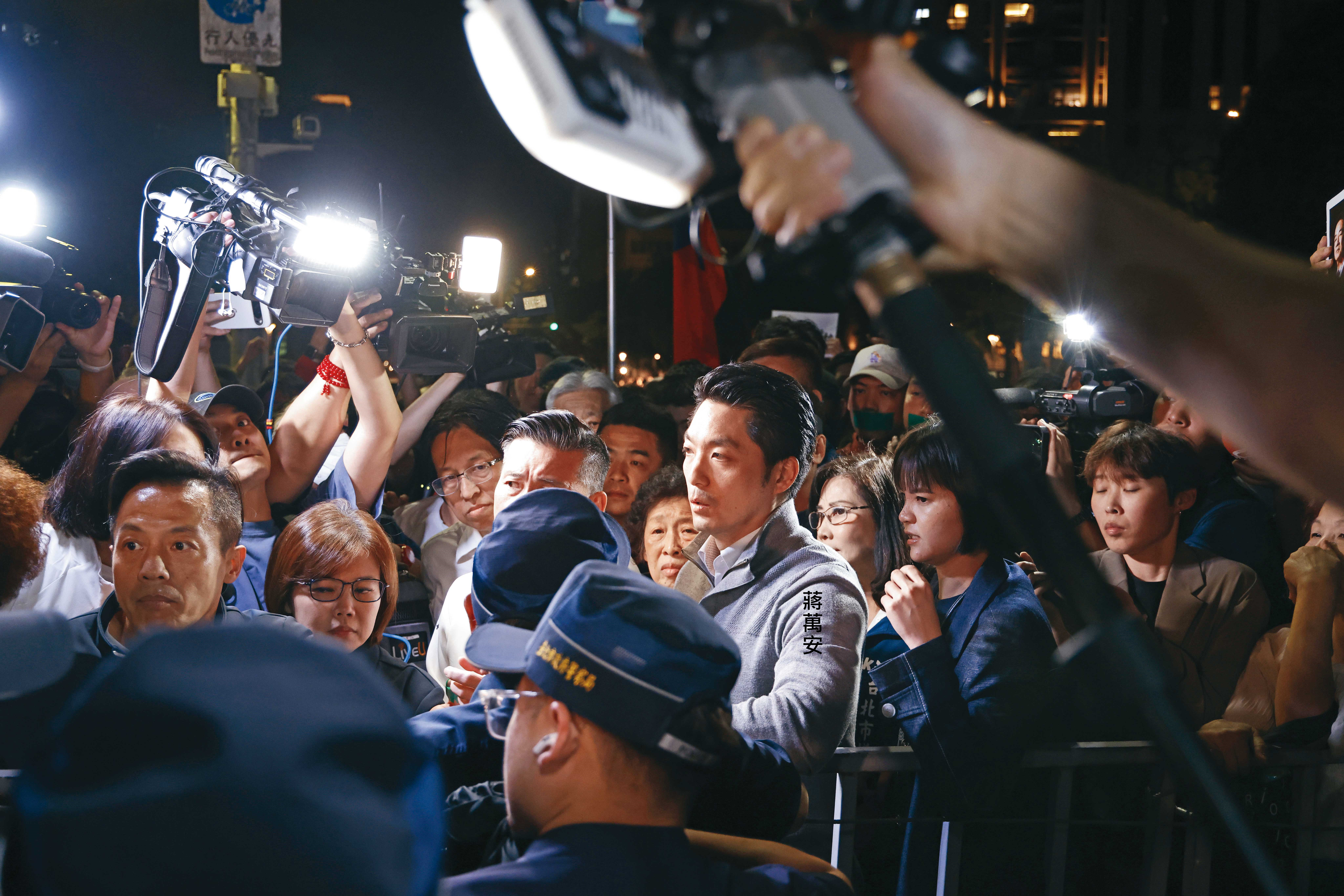 台北市長蔣萬安在北檢外抗議時拋出倒閣議題，在藍營內部泛起漣漪。
