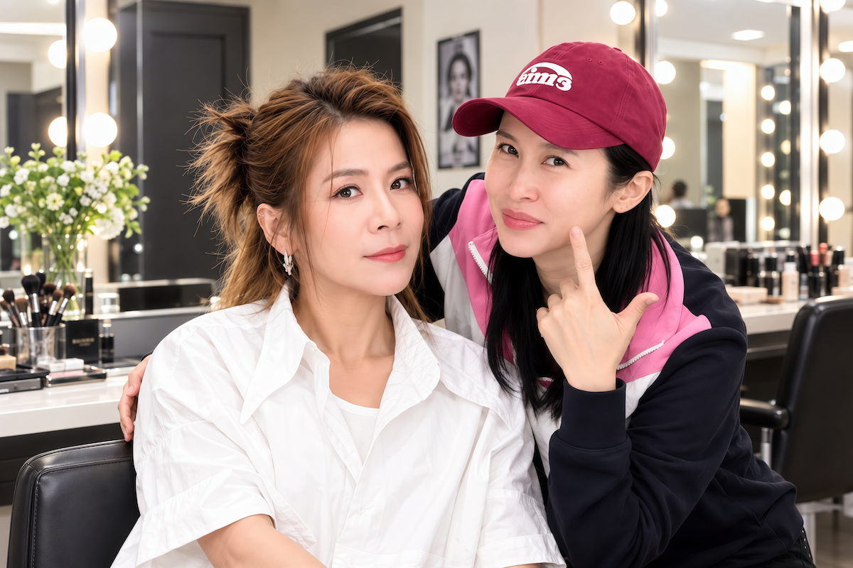 江美琪(左)跟天王天后御用彩妝師妙妙。(圖/妙妙大獅)