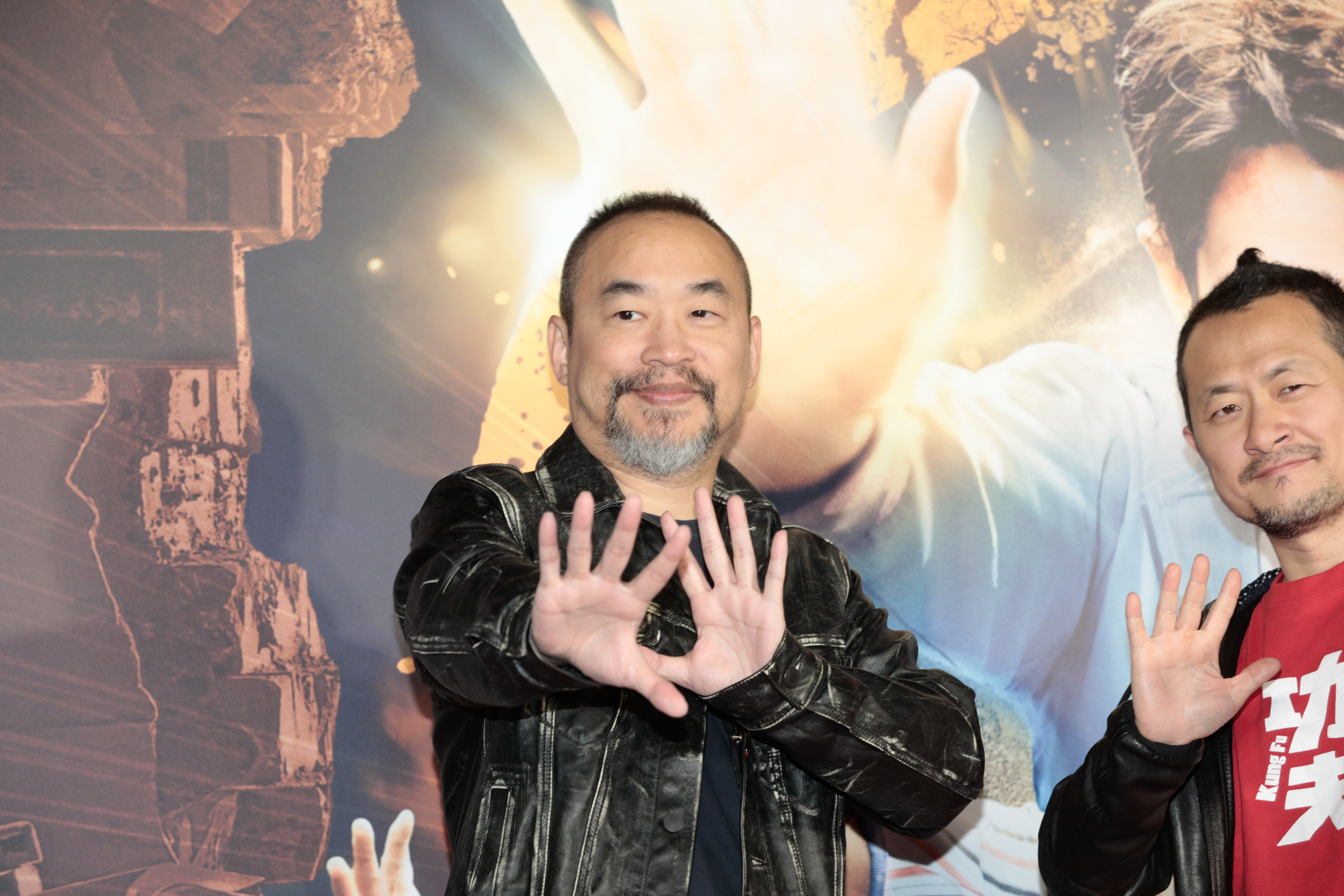 ​「麻吉大哥」黃立成以投資老闆身份現身電影《功夫》首映會，媒體最為關心他是否真的買下豪宅「陶朱隱園」，但他再度否認，打槍傳聞。