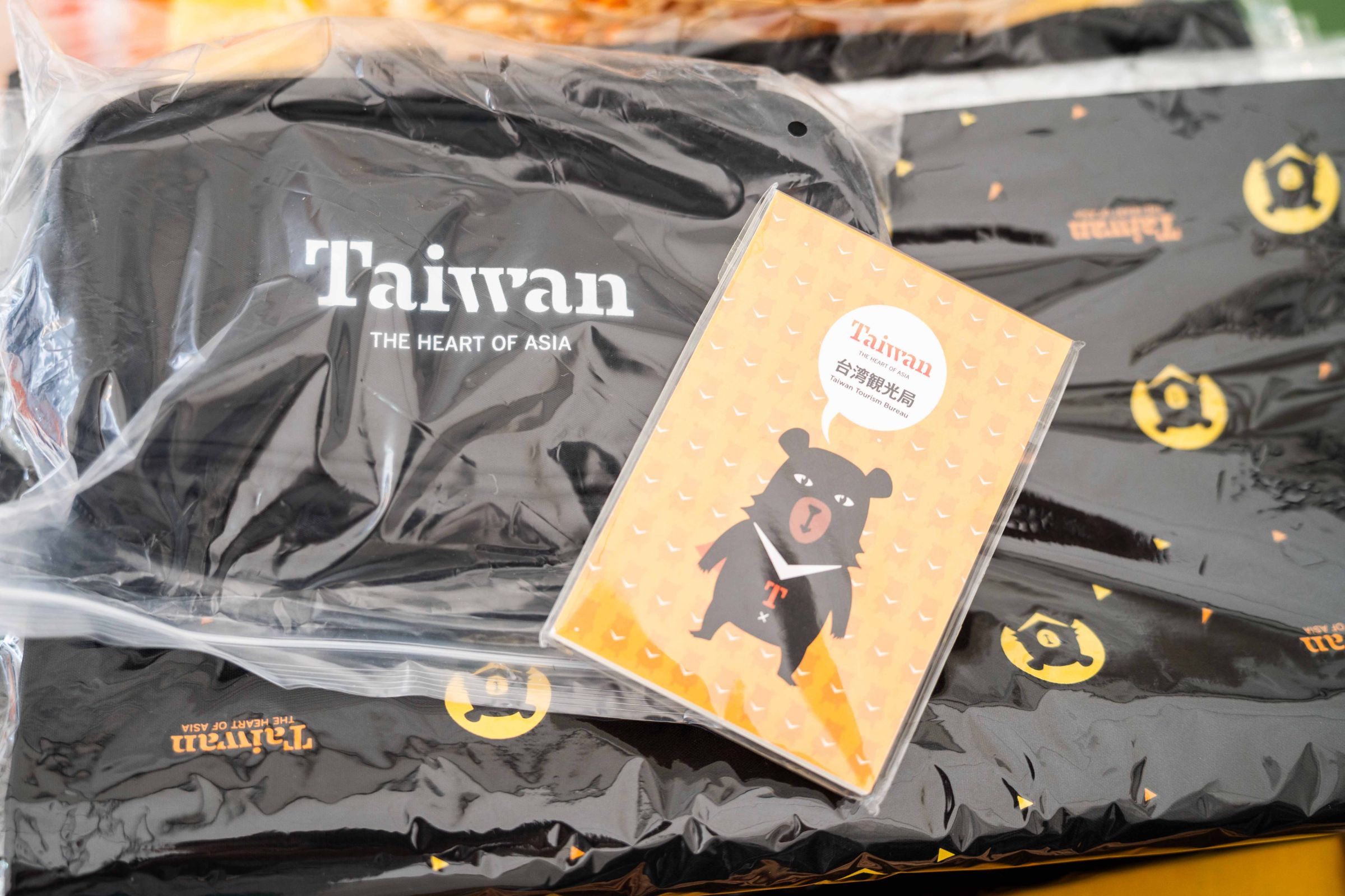 「台灣觀光協會大阪事務所」贈繡有TAIWAN的隨身小袋子。(文總提供)