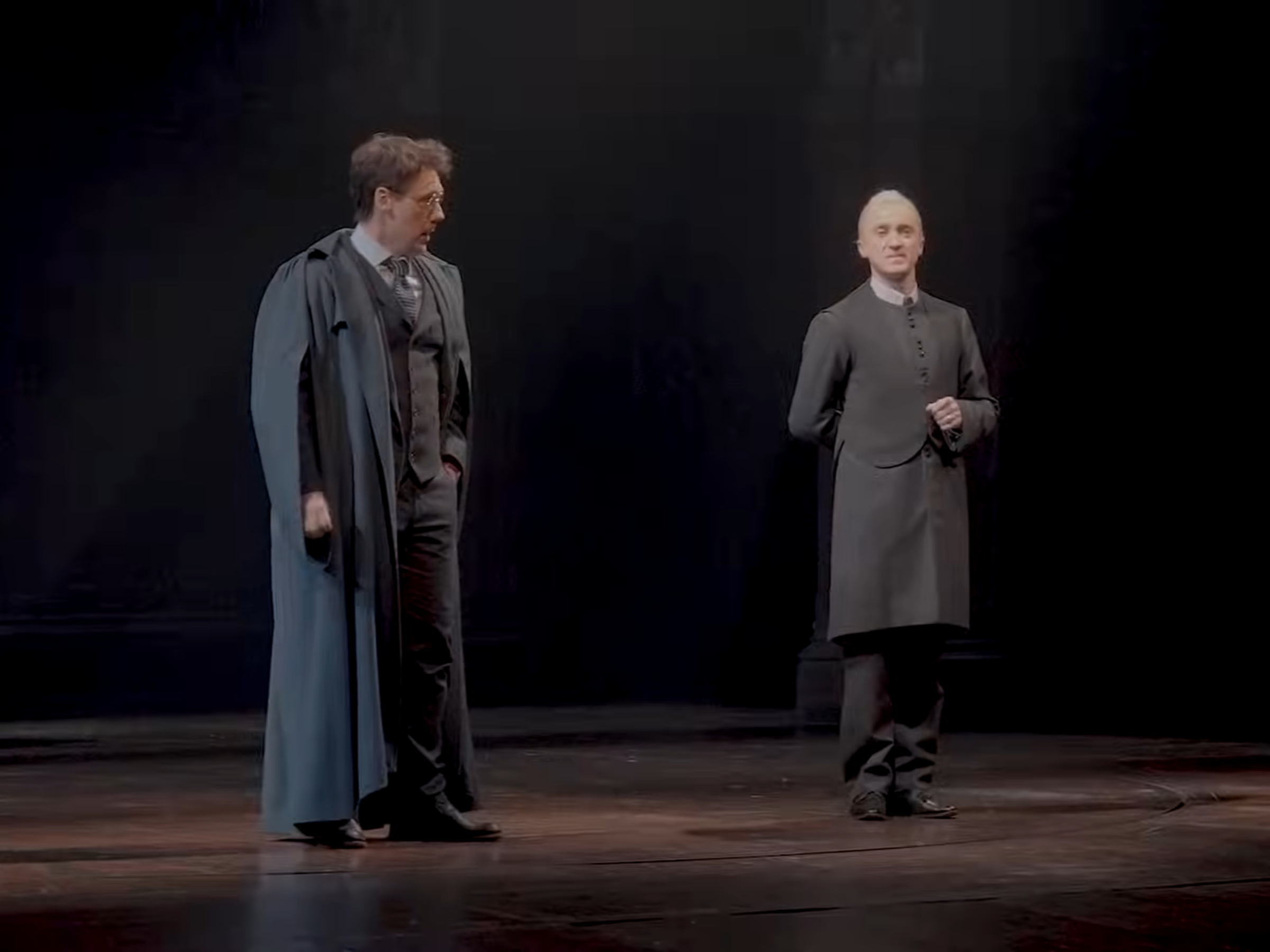 湯姆費爾頓（右）飾演長大後的馬份，與哈利波特演員John Skelley（左）對戲。（翻攝 Harry Potter and the Cursed Child YouTube頻道）