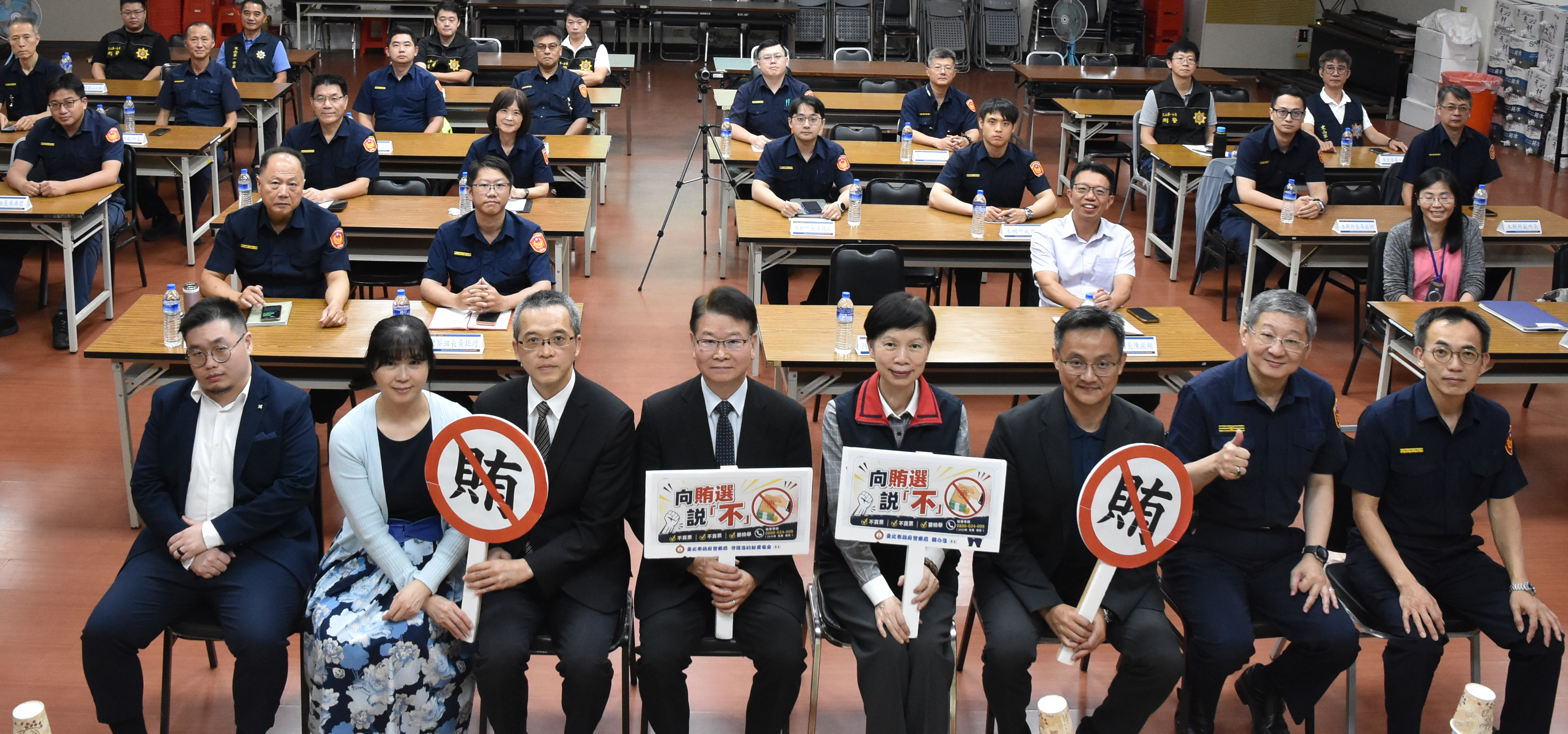 北檢檢察長王俊力率檢察官赴文山一分局授查賄密技,展現嚴厲掃蕩賄選及暴力等不法的決心。圖由北檢提供