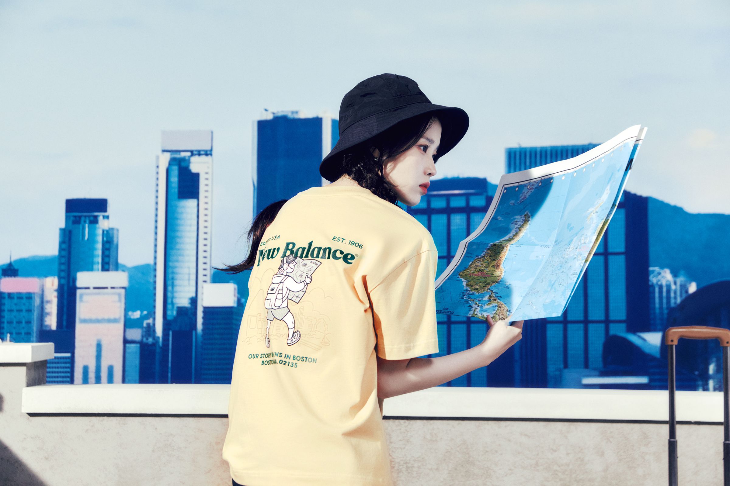 New Balance亞太地區形象大使IU詮釋活力鵝黃色NB BOY上衣。（New Balance提供）