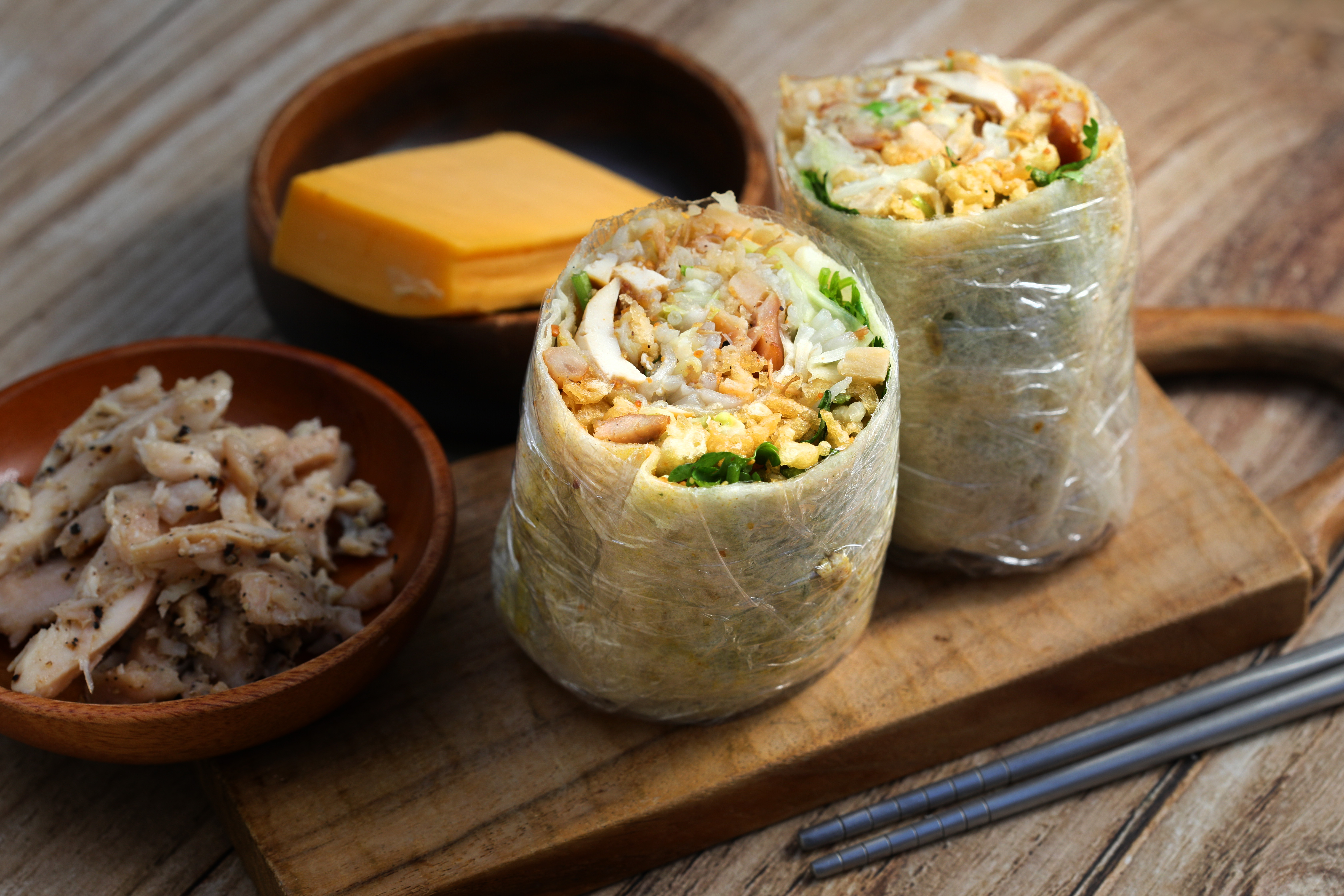 「燻雞起司」有烤雞燻香與起司的奶香味。（80元／個）
