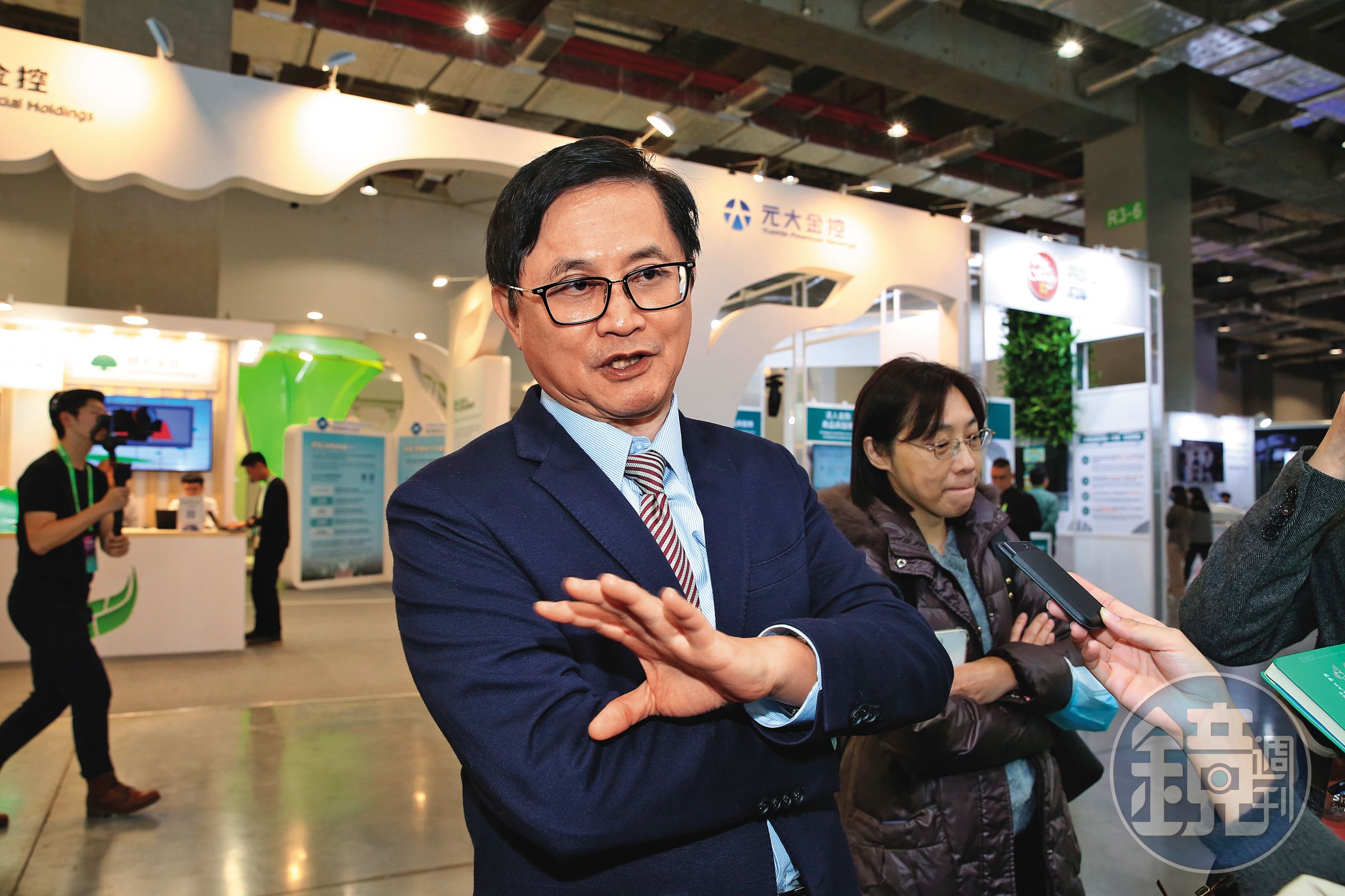和碩董事長童子賢(左)認為,科技業缺電也缺水,政府應重視改善水利設施。