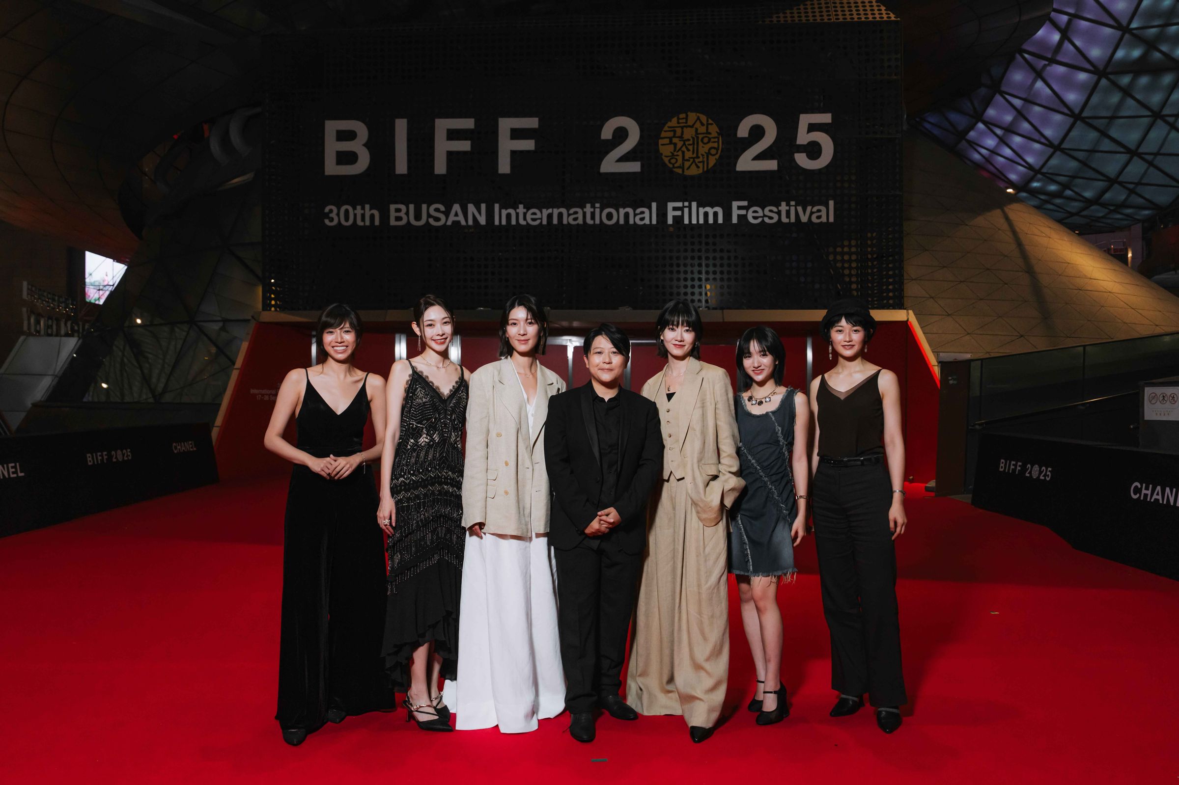 《女孩不平凡》由導演徐欣羨領軍，率演員陳孟琪(左起)、劉漪琳、余香凝、廖子妤、許恩怡、鄧濤 釜山影展紅毯亮相。(綺影發行提供)