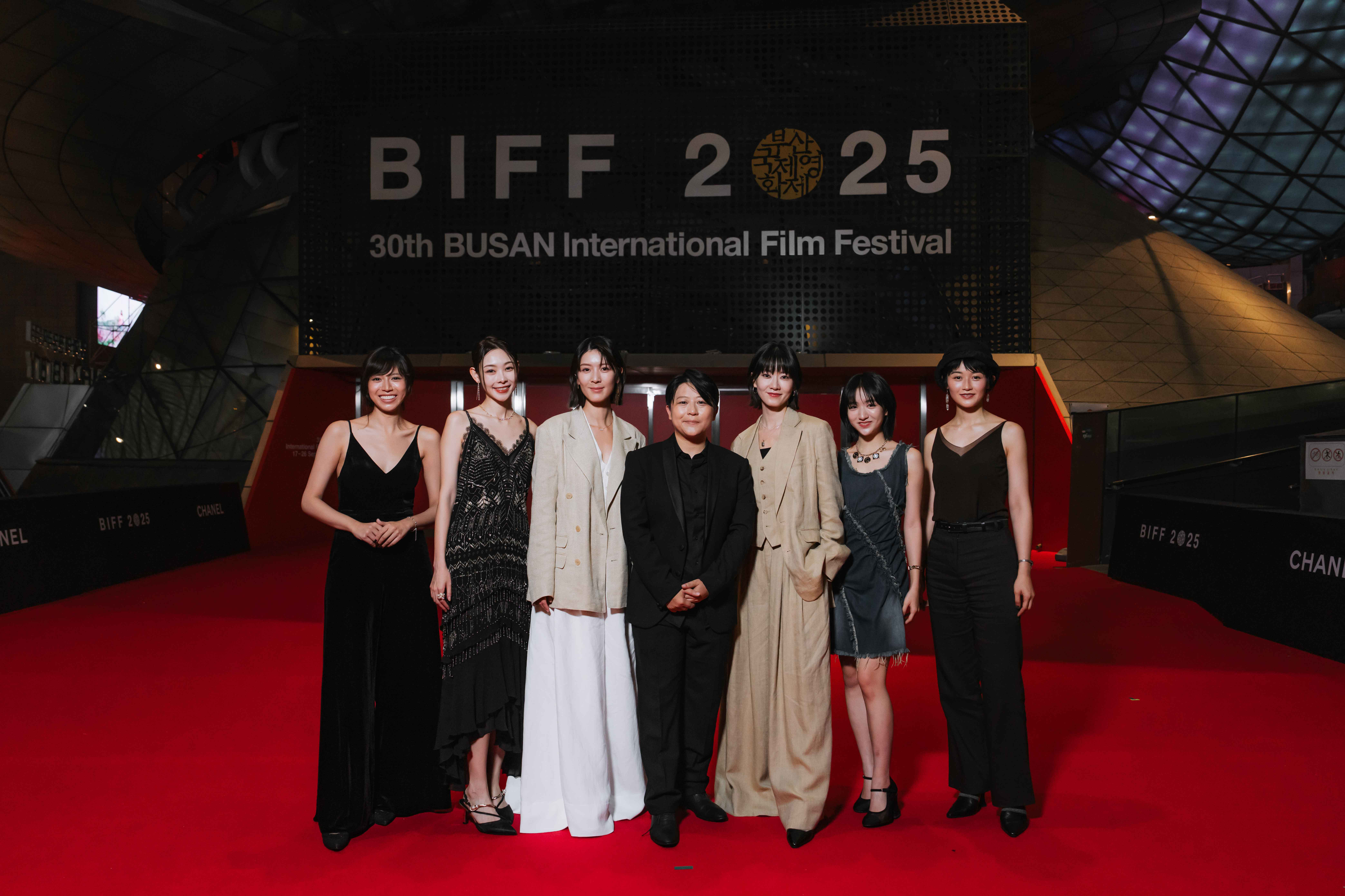 《女孩不平凡》由導演徐欣羨領軍，率演員陳孟琪(左起)、劉漪琳、余香凝、廖子妤、許恩怡、鄧濤 釜山影展紅毯亮相。(綺影發行提供)