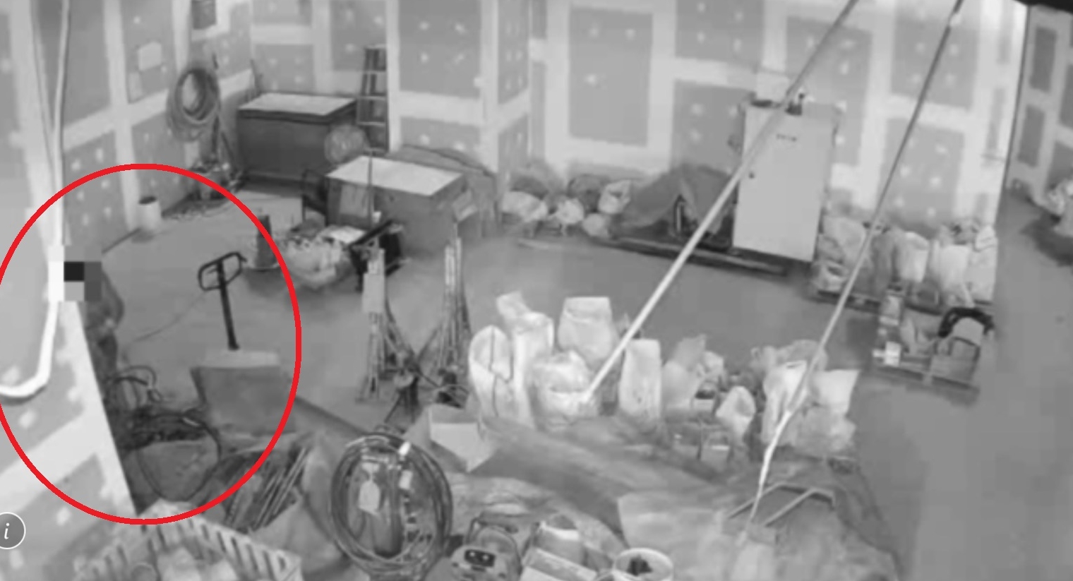 魏男潛入工地內搜刮未開封的電纜線。（翻攝畫面）