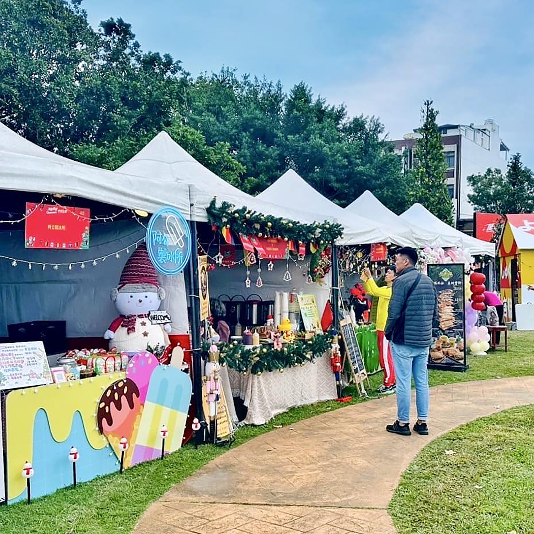 府前石雕公園舉辦露天市集與豐富表演，提供給東部居民單純美好的節慶時光。（翻攝自花蓮幸福聖誕城臉書）
