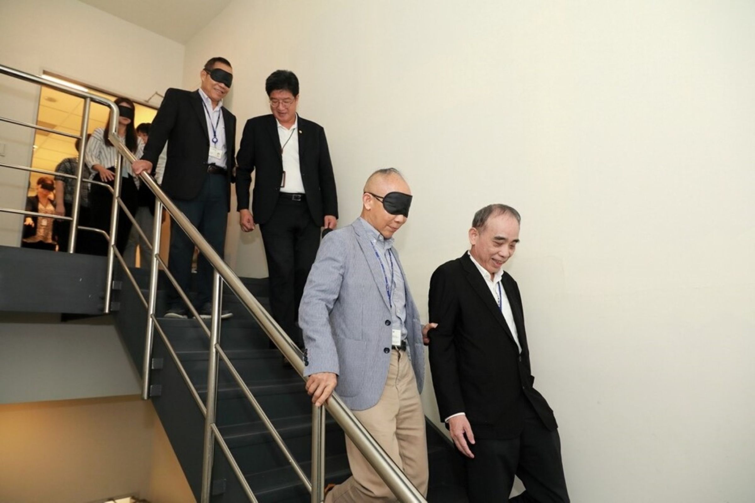 全球人壽獨立董事楊文斌(圖前排左)、獨立董事林壯松(圖前排右)、董事蔡金拋(第二排左)、行政長暨資深副總經理韋亭旭(第二排右)親自參與「視障友善服務推廣」員工教育訓練課程體驗活動。