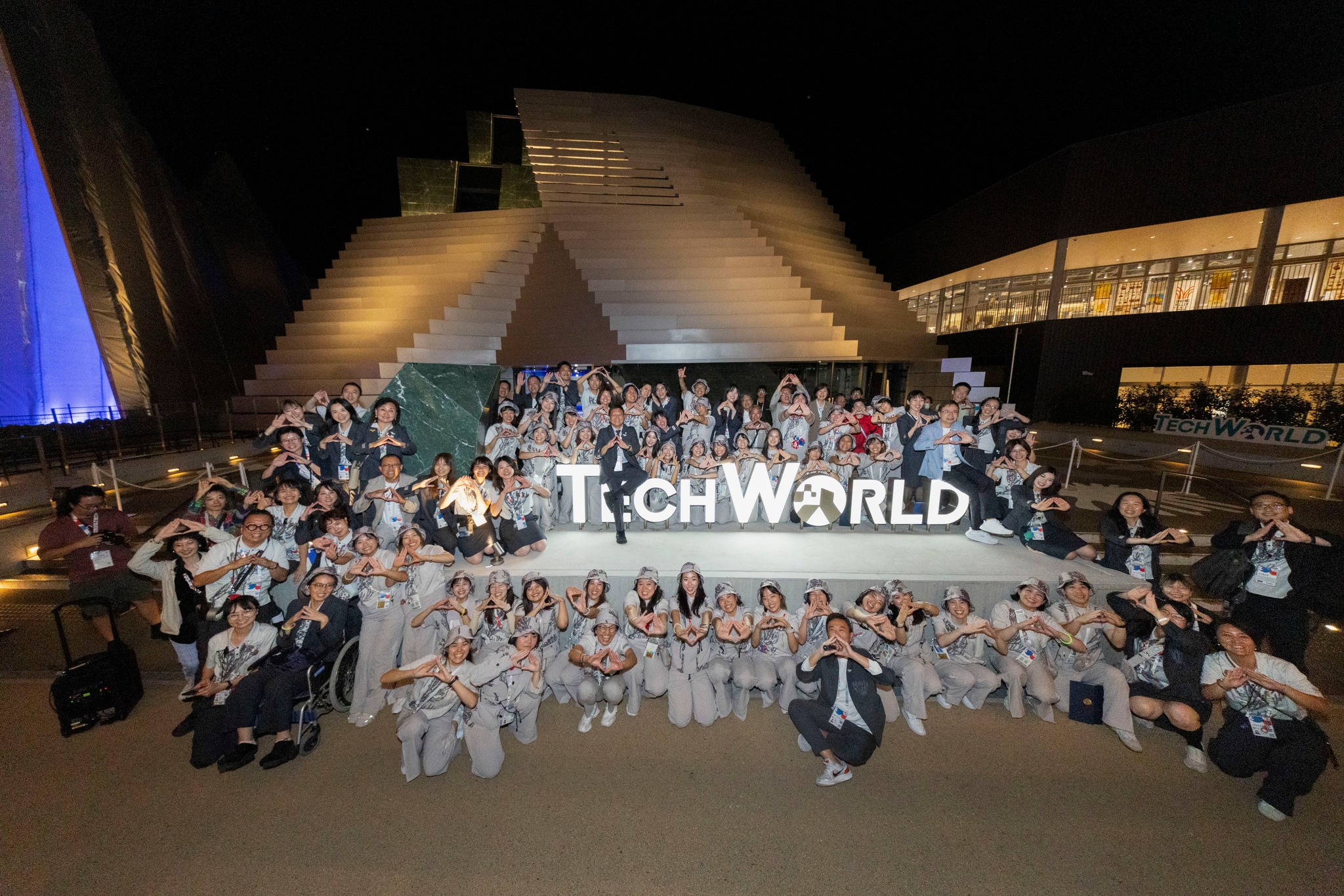 大阪萬博落幕，TW館所有工作人員在館前合影留念。（翻攝自臉書Expo2025techworld）