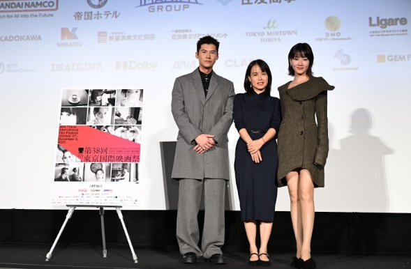 《像我這樣的愛情》編導譚惠貞（中）上月率領演員廖子妤（右）與陳家樂首次造訪東京影展。（東京國際影展提供）