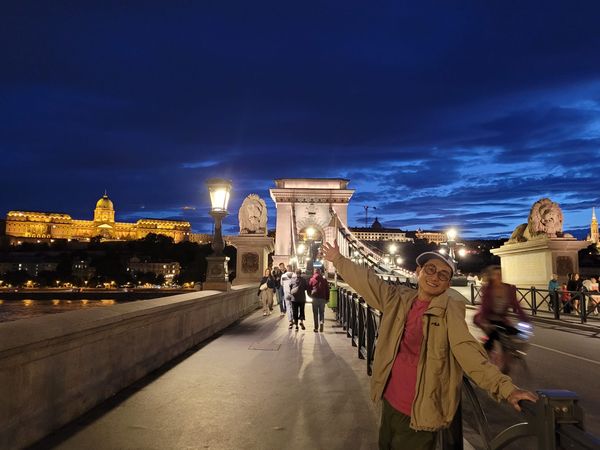 浩子放暑假到匈牙利旅遊。（時代創藝提供）