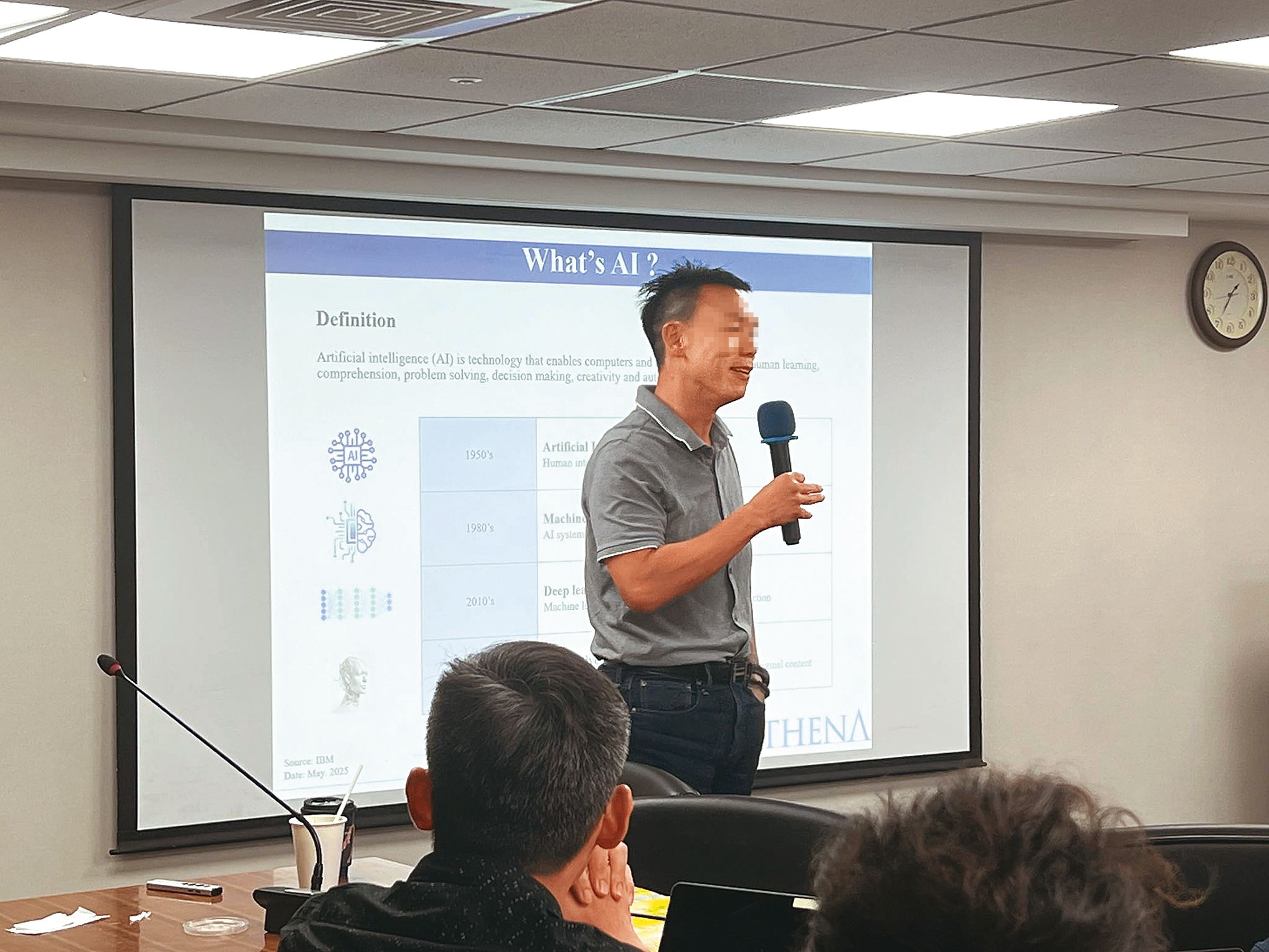王安亞因違反金管會法令，認罪後獲緩起訴，但因顯赫經歷，依舊常受邀演講。（翻攝自臺大創業創新EMBA臉書）