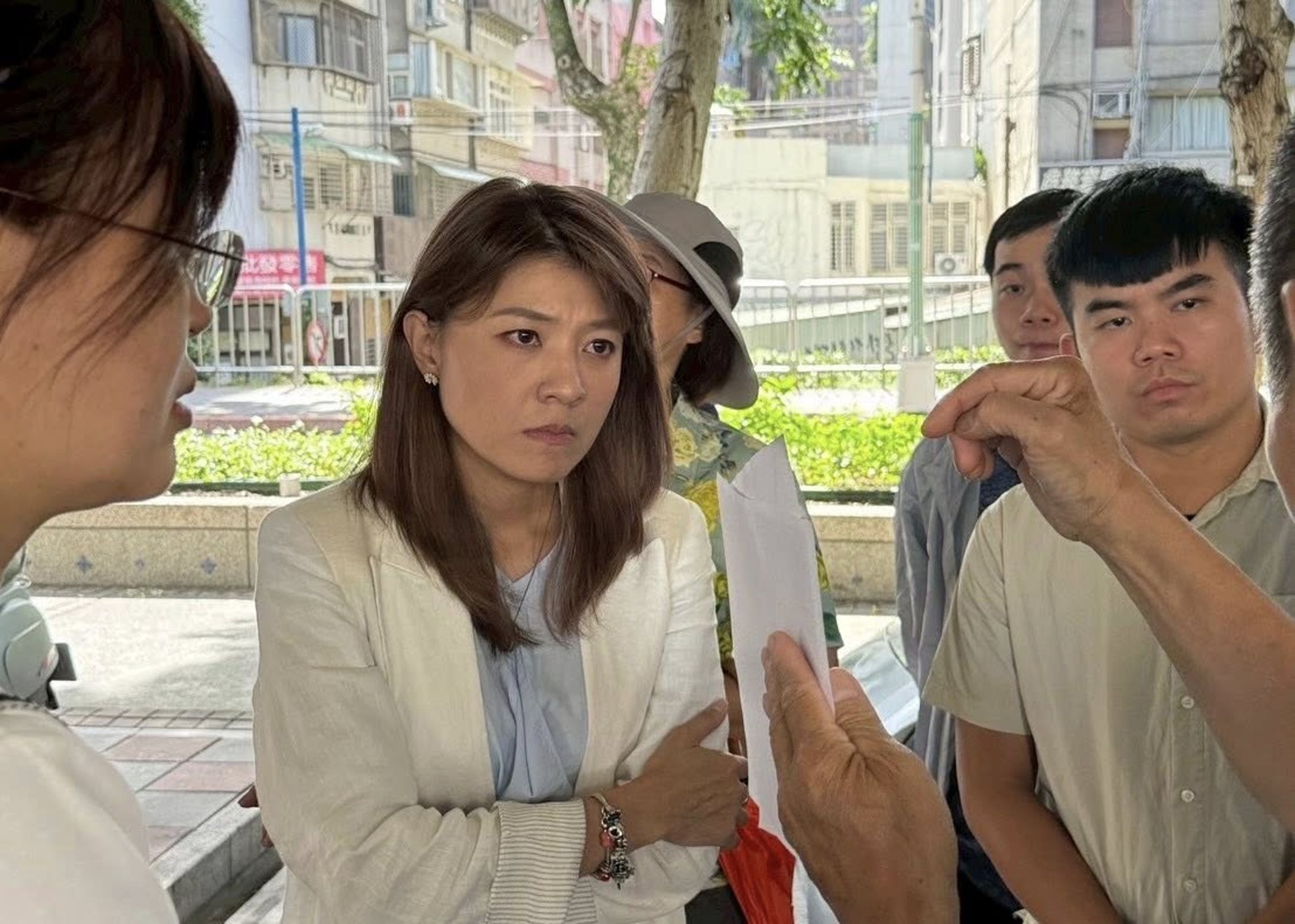 台北市議員顏若芳批評北市府知情機械狗為中國製,仍默許使用。(翻攝顏若芳臉書)