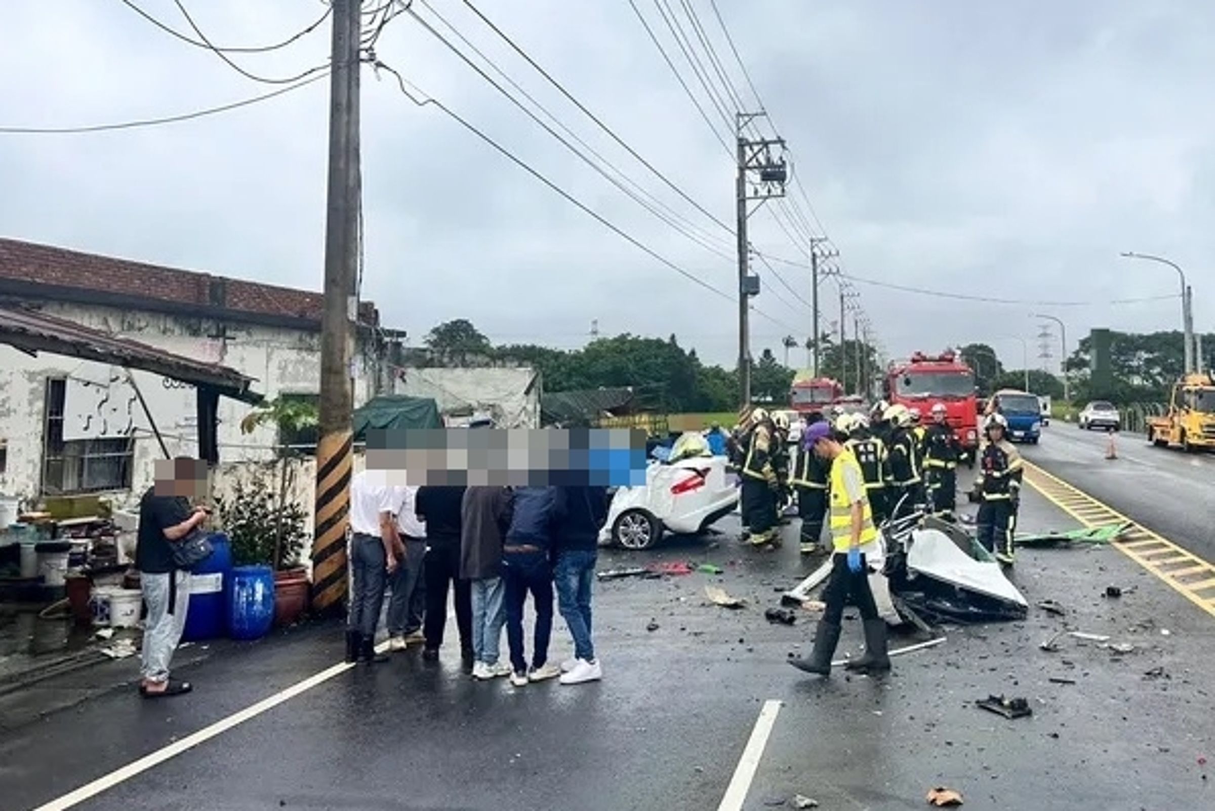 桃園市新屋區中山西路二段今中午發生重大死亡車禍。(楊梅警分局提供)