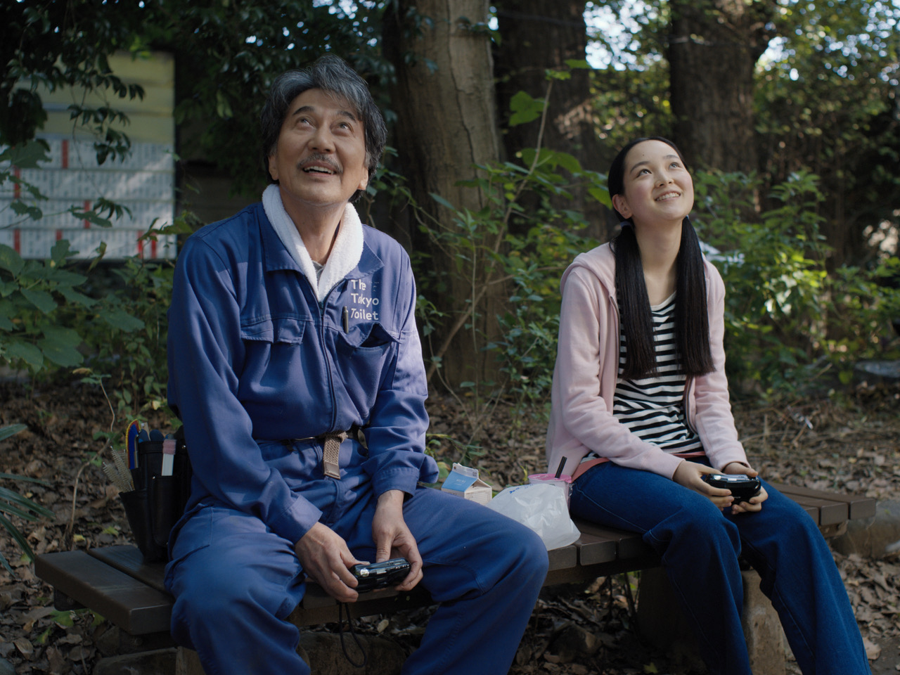 役所廣司(左)在《我的完美日常》詮釋平凡的公廁清掃人員,新銳演員中野有紗飾演突然找上門的姪女。(甲上娛樂提供)