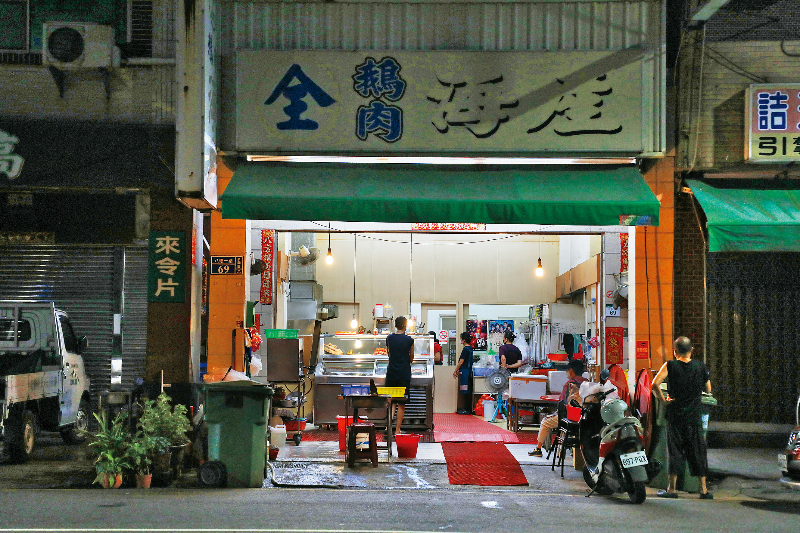 招牌經常不亮的「全鵝肉海產」，作風低調，識途老馬才會上門。