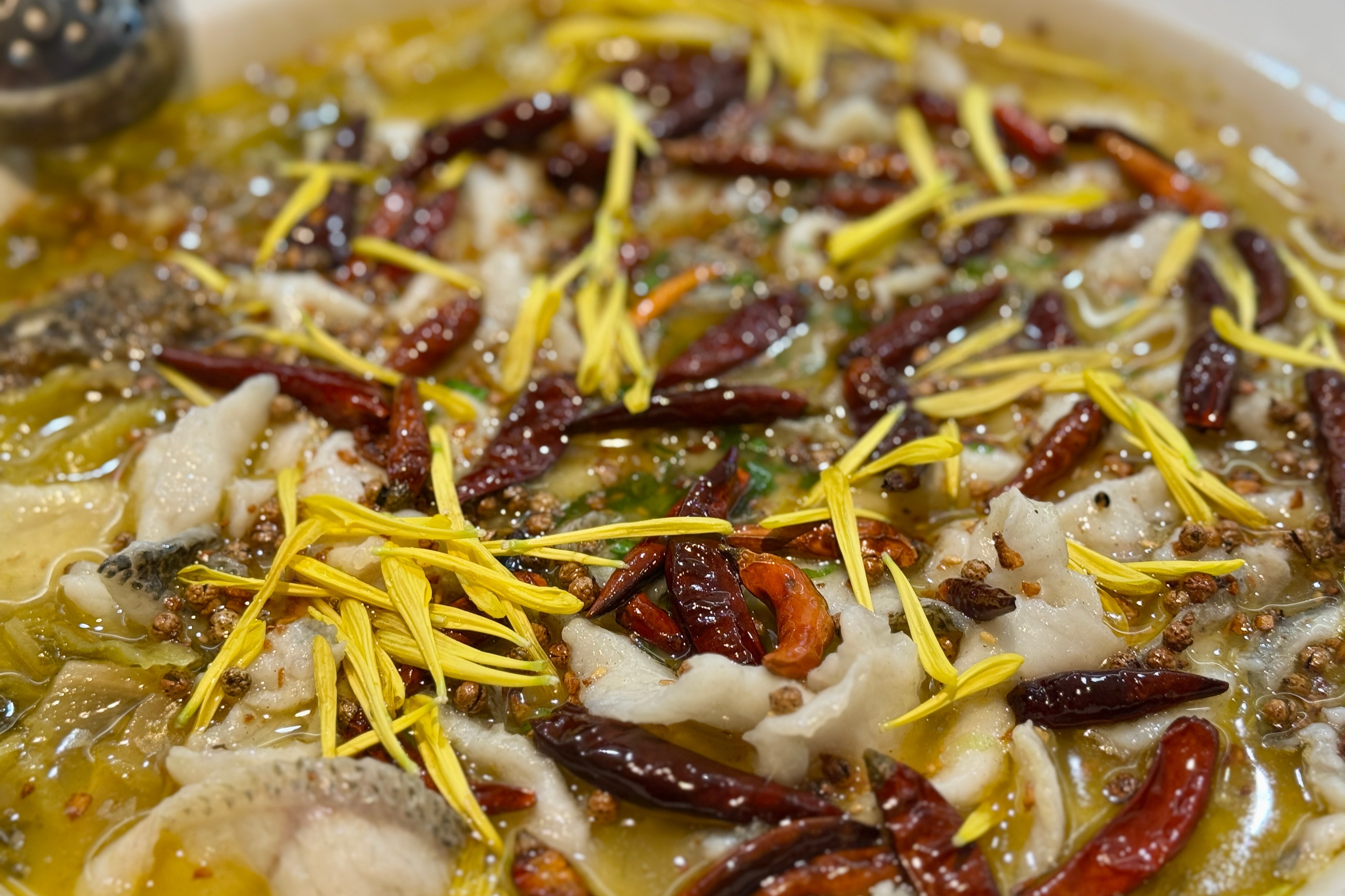 台灣酸菜魚熱潮慢慢退去，網友跟專家都認為口味太重是關鍵。（翻攝自微博）