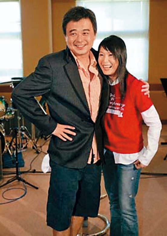 曾有傳言劉若英(右)為了陳昇(左)不嫁,她捍衛師徒情不惜提告;陳昇並大讚奶茶的老公鍾石。(翻攝自網路)
