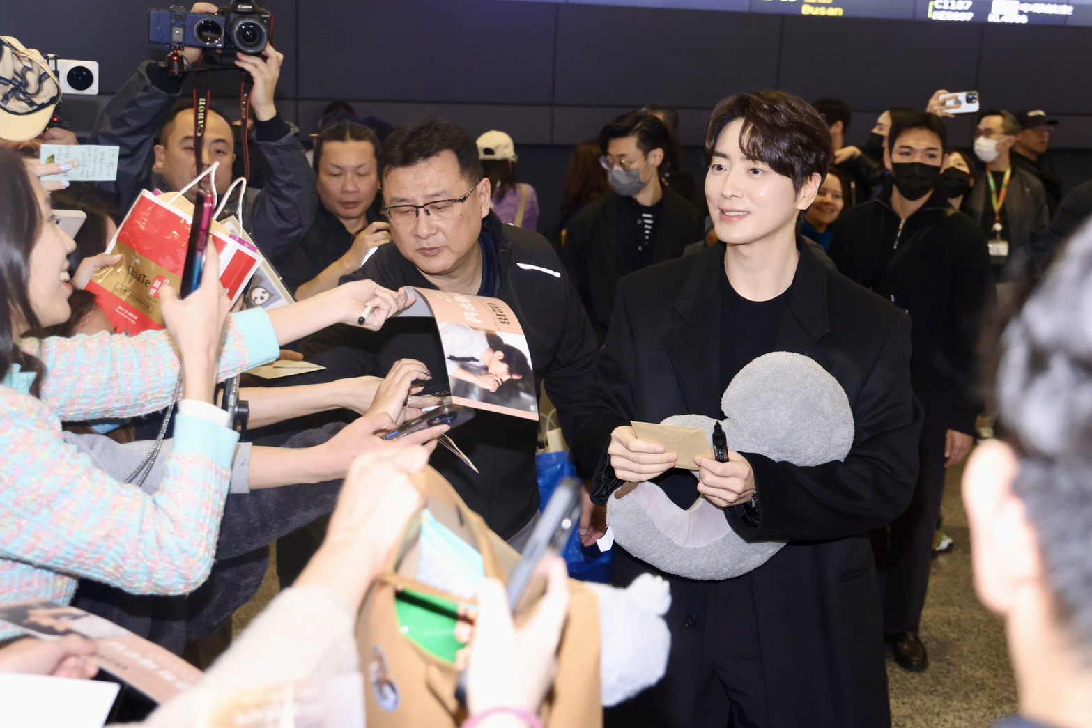李浚赫親切收下樹懶頸枕。