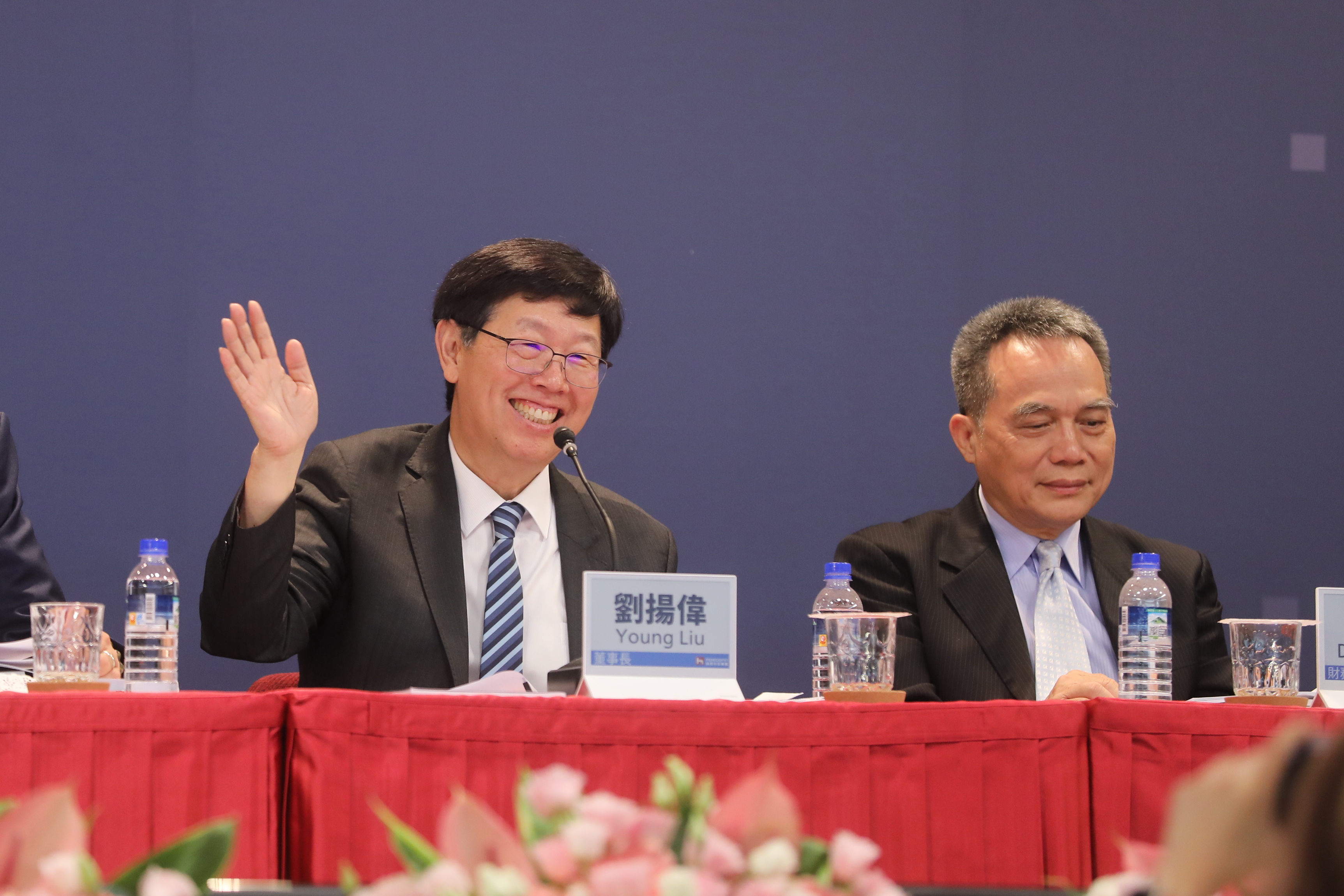 鴻海員工今日一早樂領分紅獎金，「薪」情相當不錯！（本刊資料照）